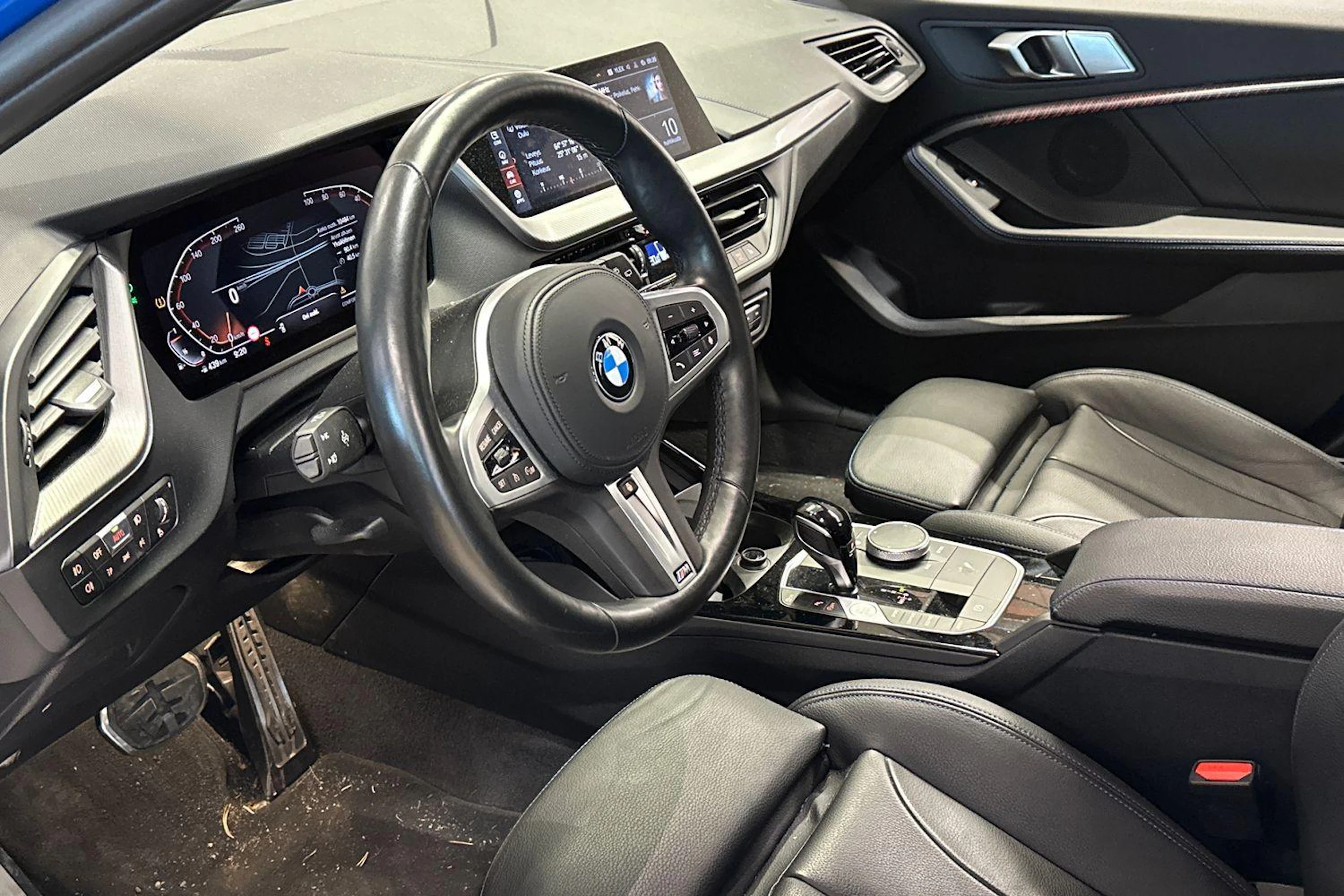 sininen BMW 118 2022 kuva 3.