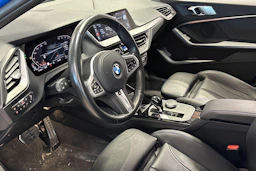 sininen BMW 118 2022 kuva 3.