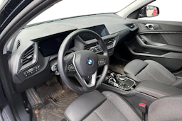 Musta BMW 118 2023 kuva 3.