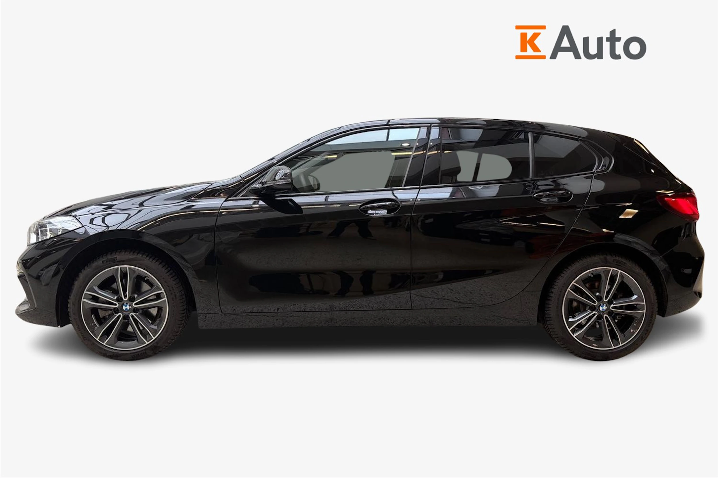 Musta BMW 118 2023 kuva 5.