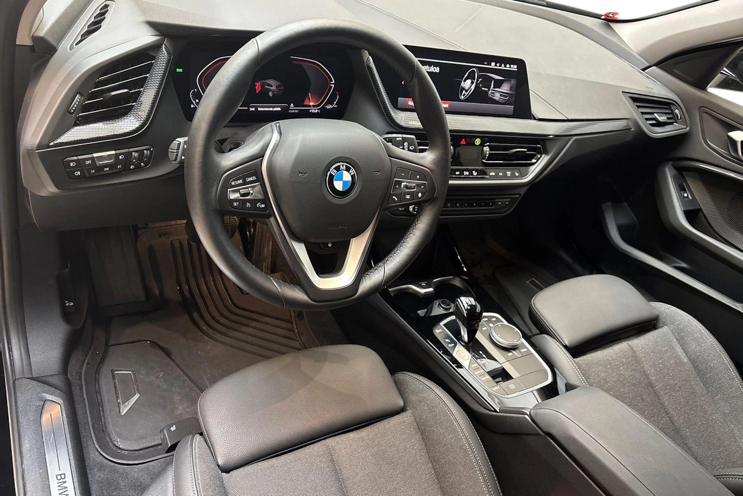 Musta BMW 118 2023 kuva 6.