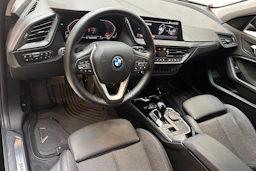Musta BMW 118 2023 kuva 6.