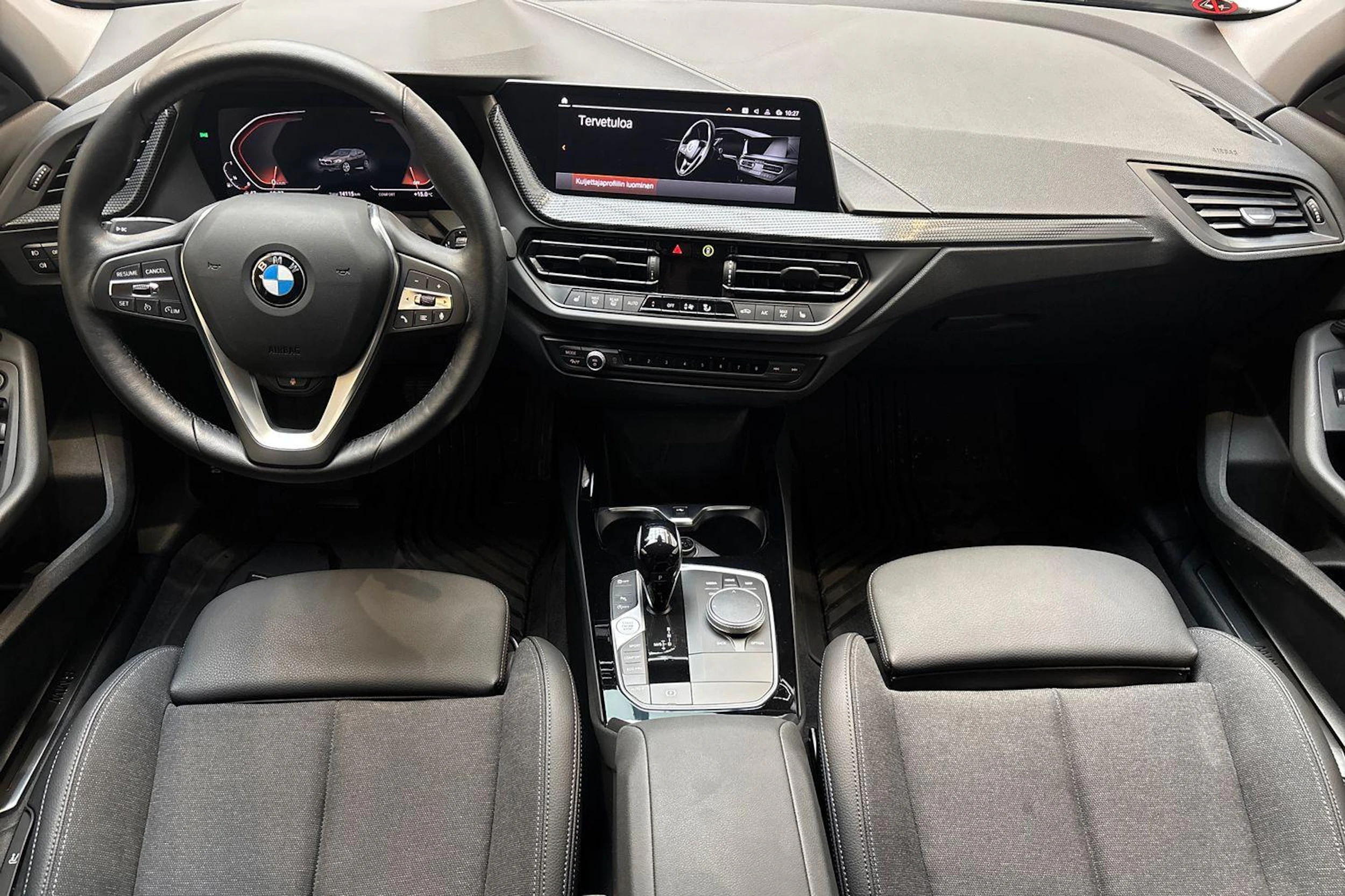 Musta BMW 118 2023 kuva 7.