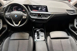 Musta BMW 118 2023 kuva 7.