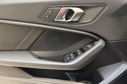 Musta BMW 118 2023 kuva 13.