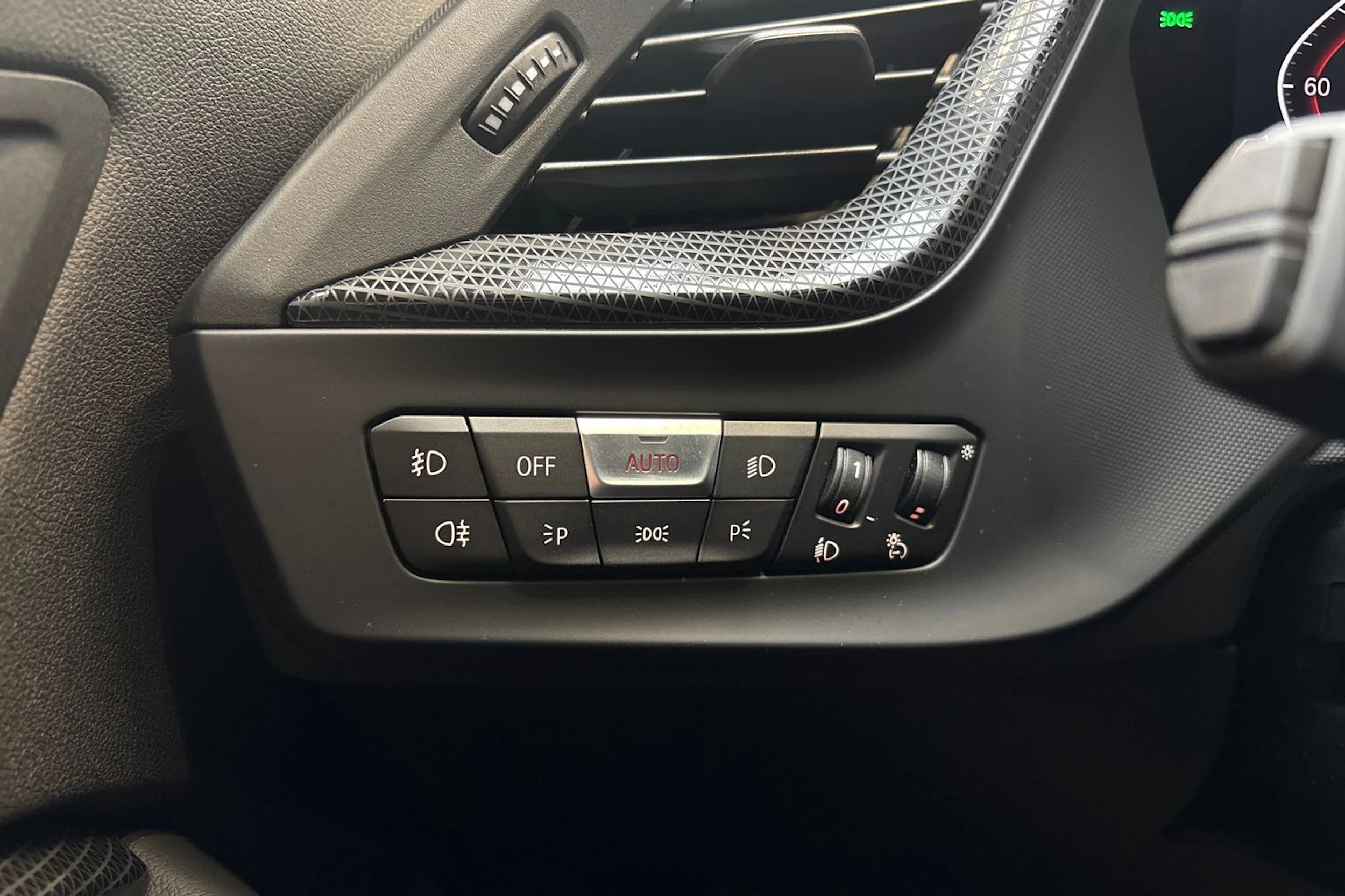 Musta BMW 118 2023 kuva 14.