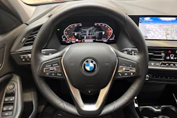 Musta BMW 118 2023 kuva 15.
