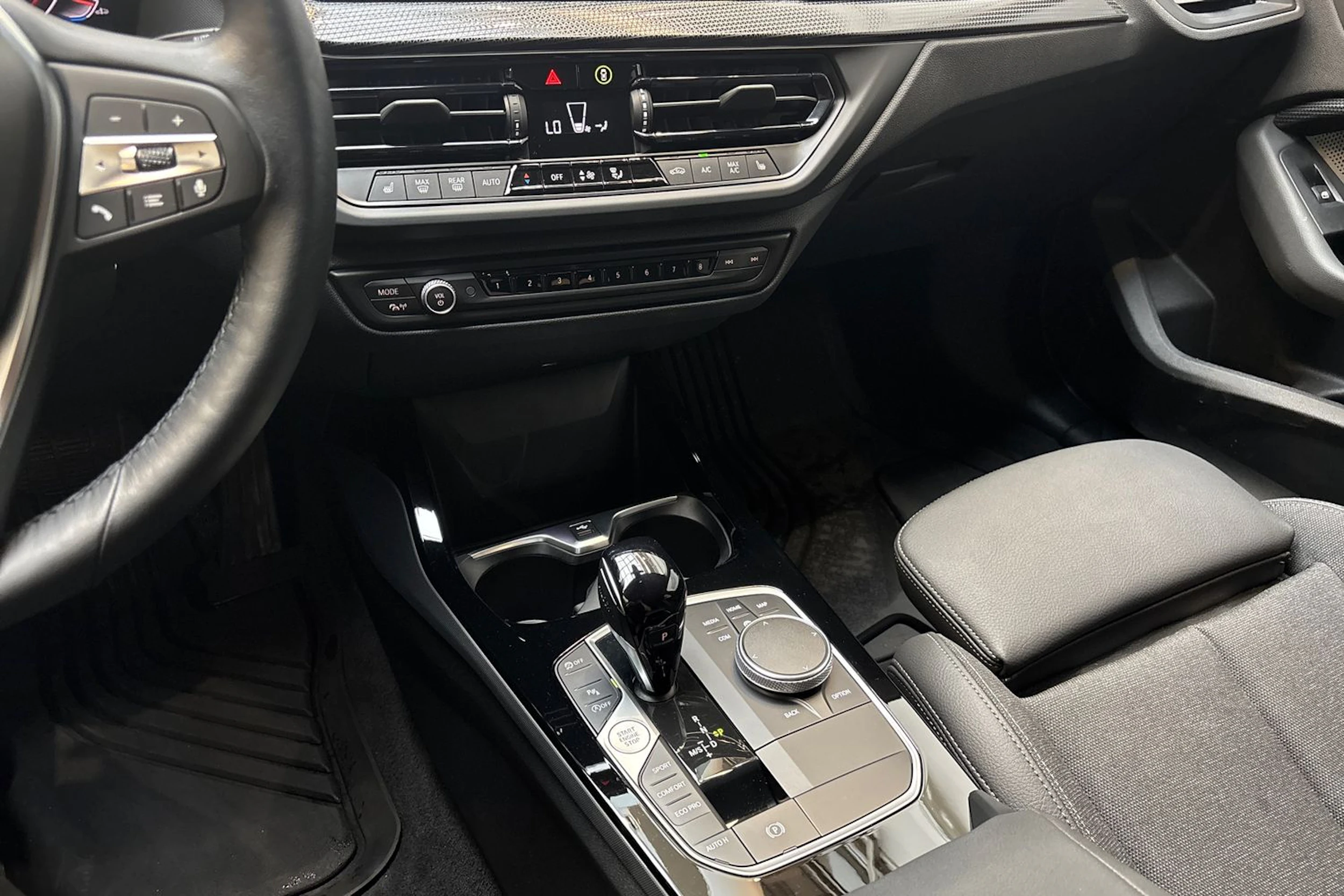 Musta BMW 118 2023 kuva 19.