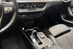 Musta BMW 118 2023 kuva 19.