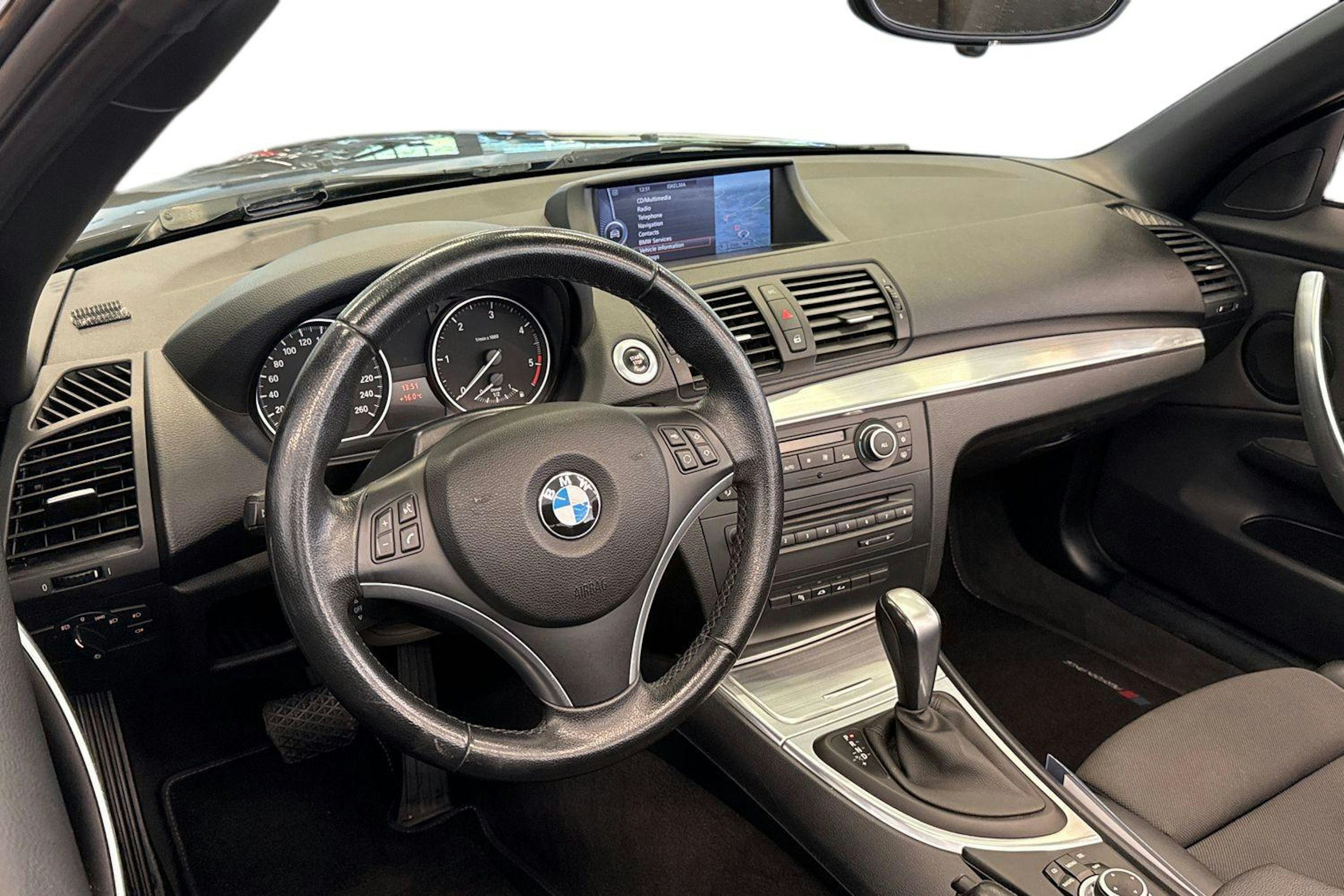 musta BMW 120 2010 kuva 7.