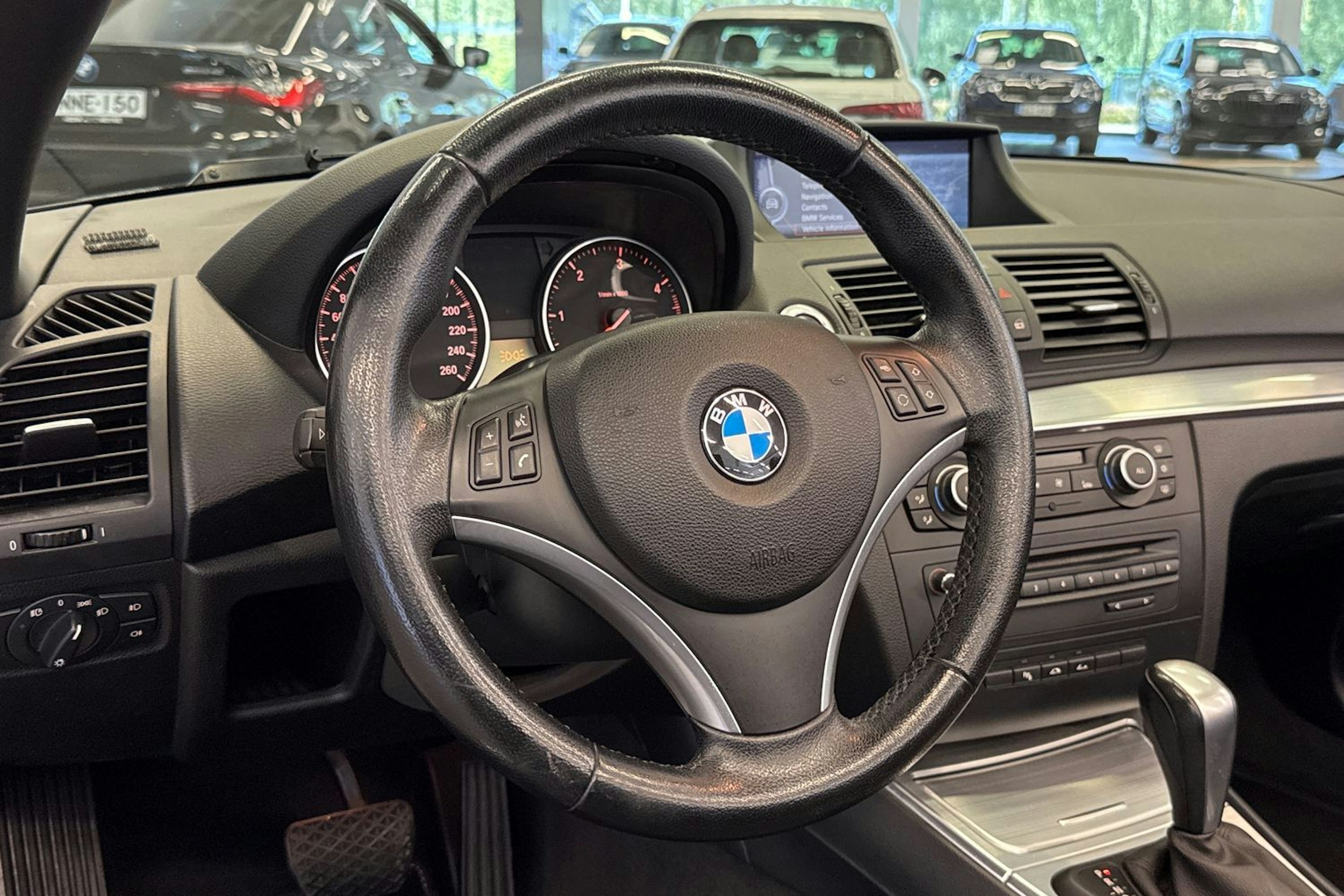 musta BMW 120 2010 kuva 14.