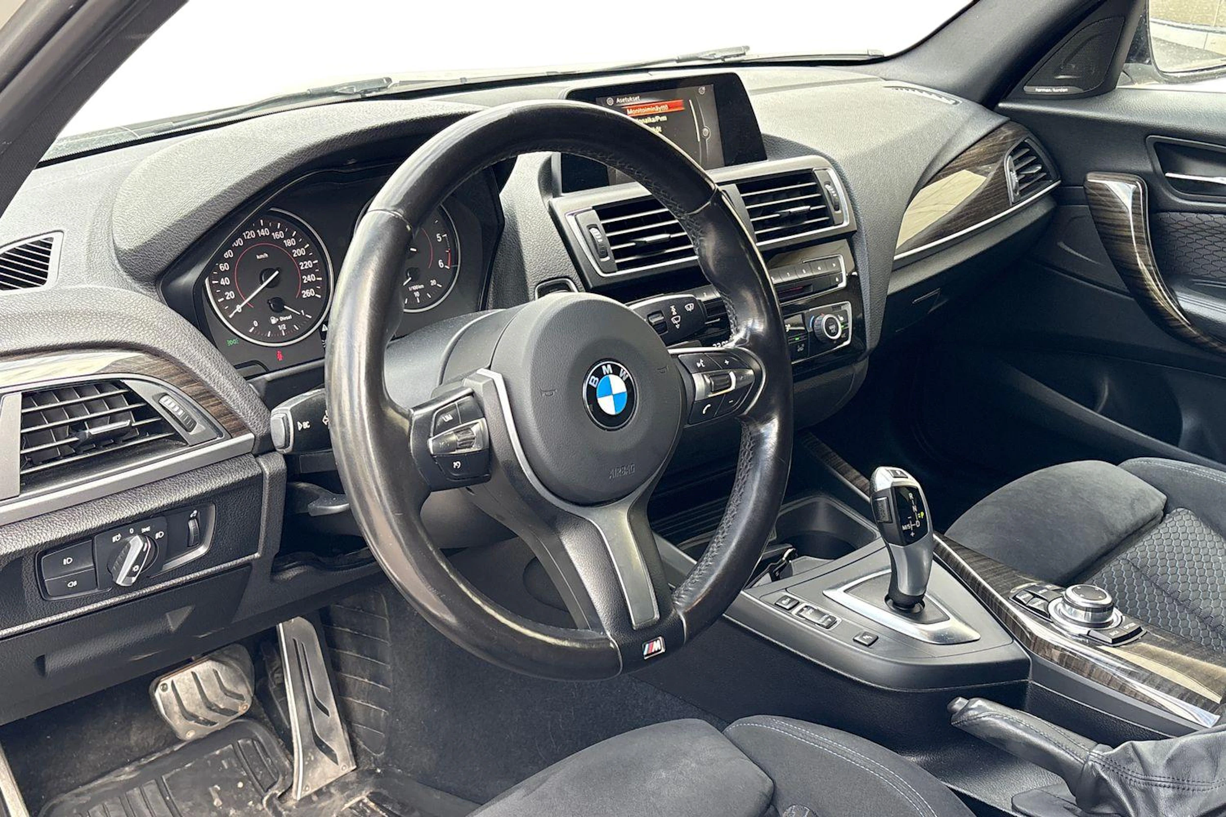 valkoinen BMW 120 2015 kuva 3.