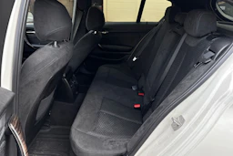 valkoinen BMW 120 2015 kuva 4.