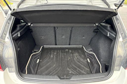 valkoinen BMW 120 2015 kuva 5.