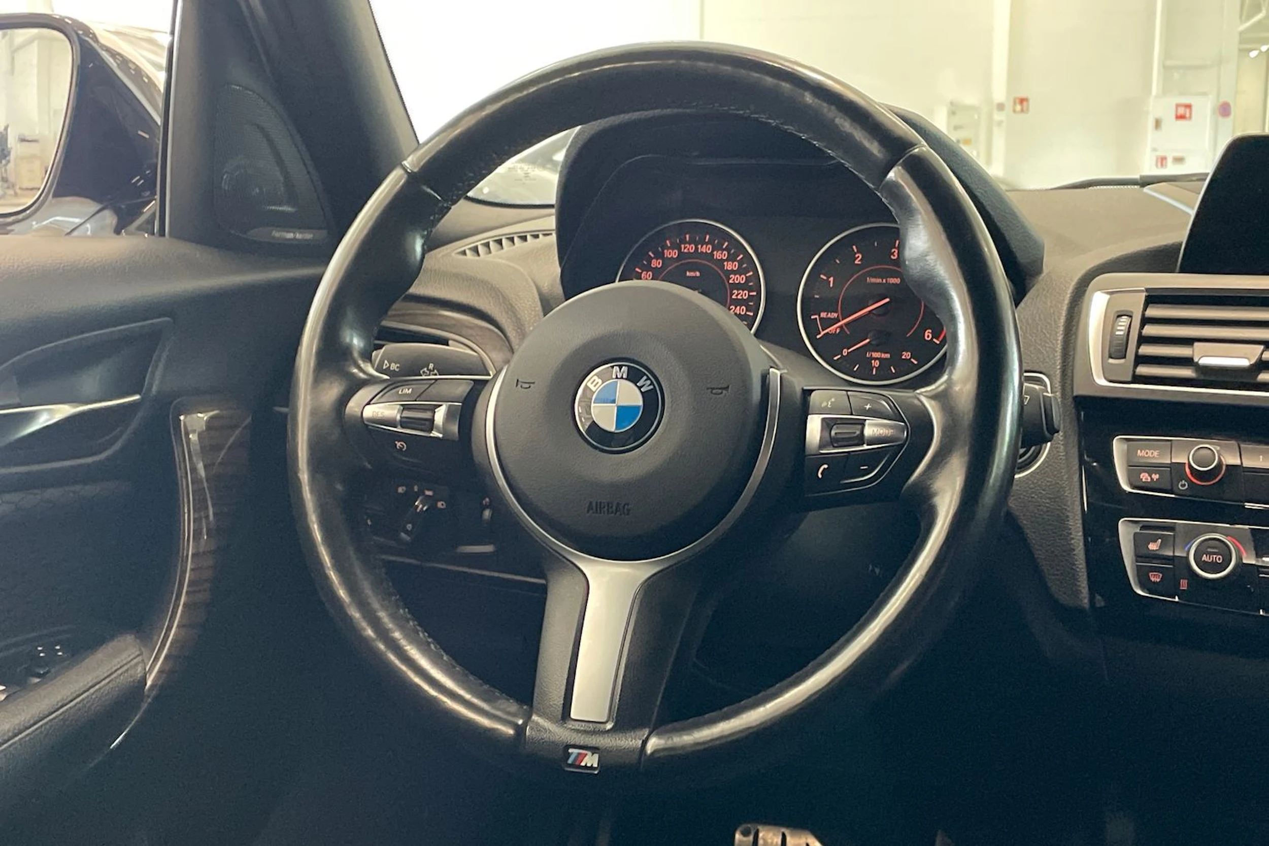 valkoinen BMW 120 2016 kuva 13.
