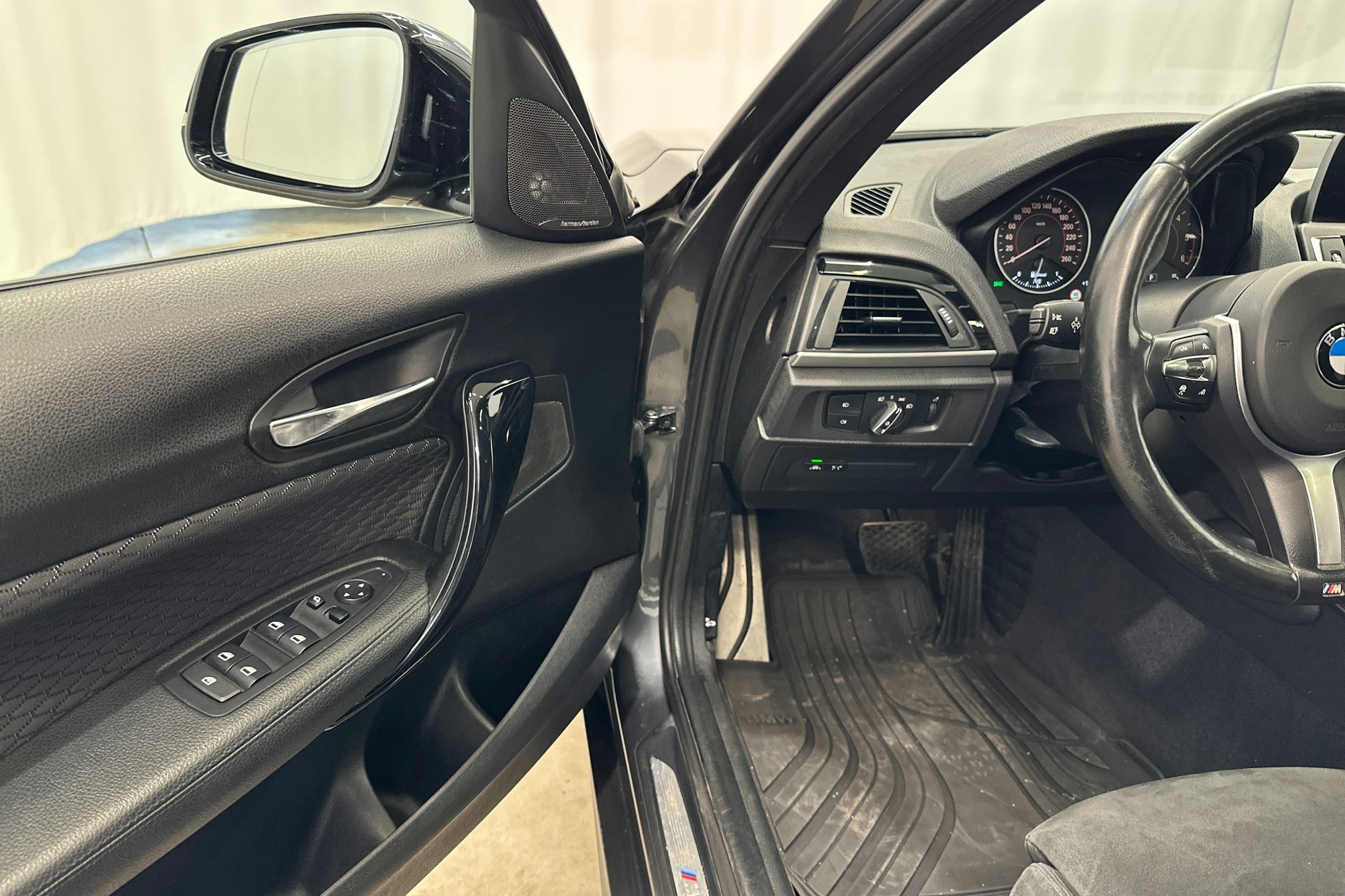 harmaa BMW 120 2016 kuva 13.