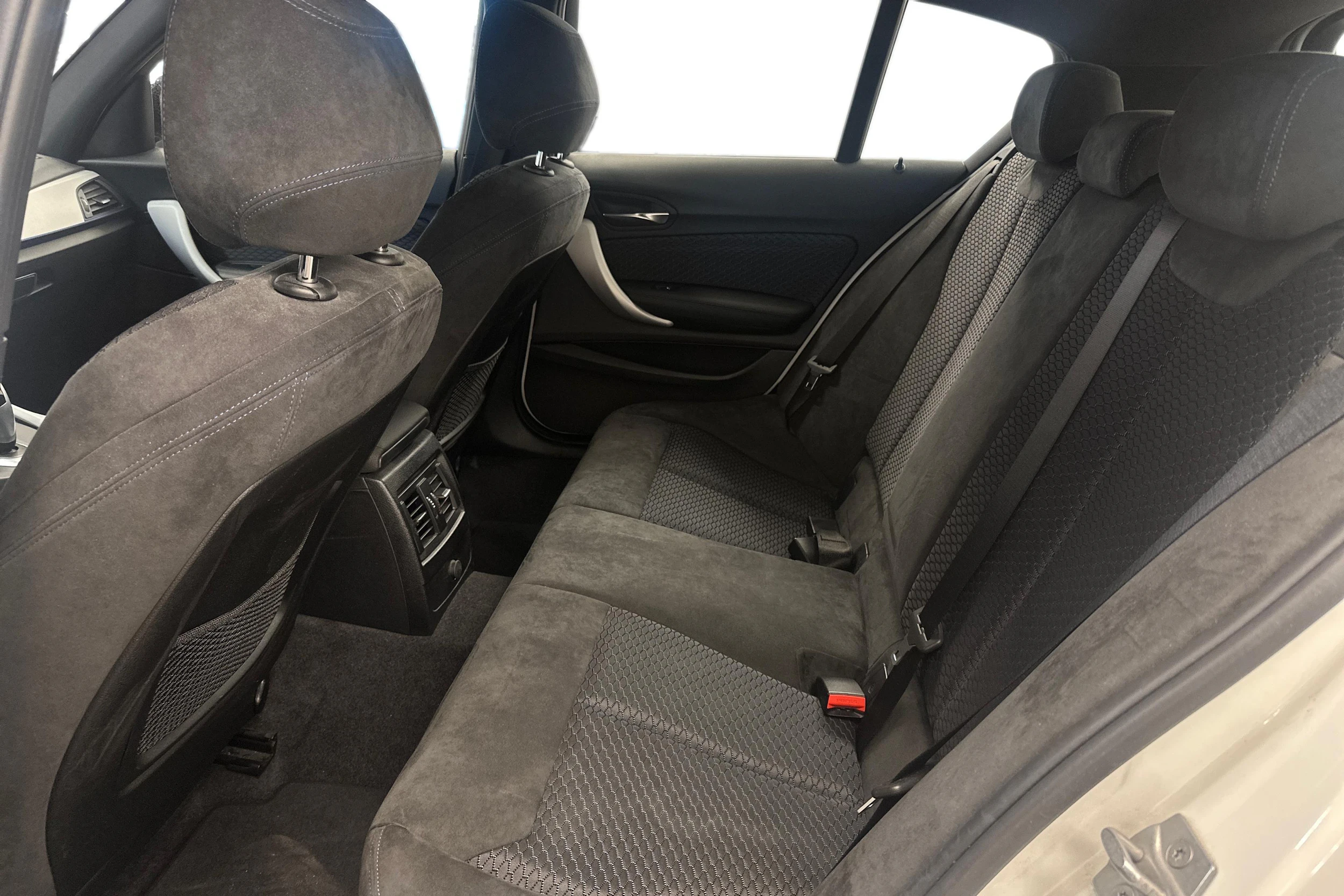 Valkoinen BMW 120 2017 kuva 8.