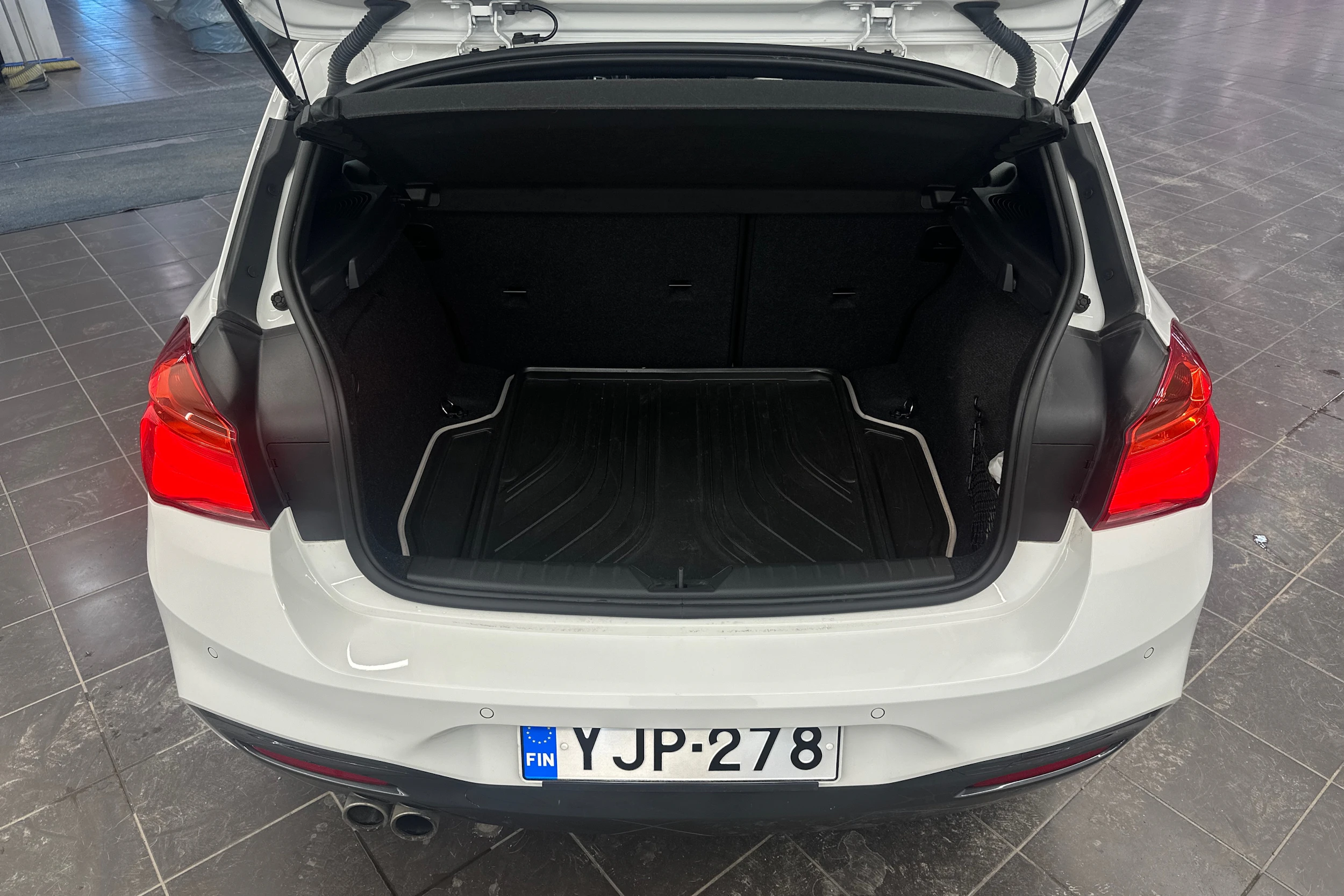 Valkoinen BMW 120 2017 kuva 14.