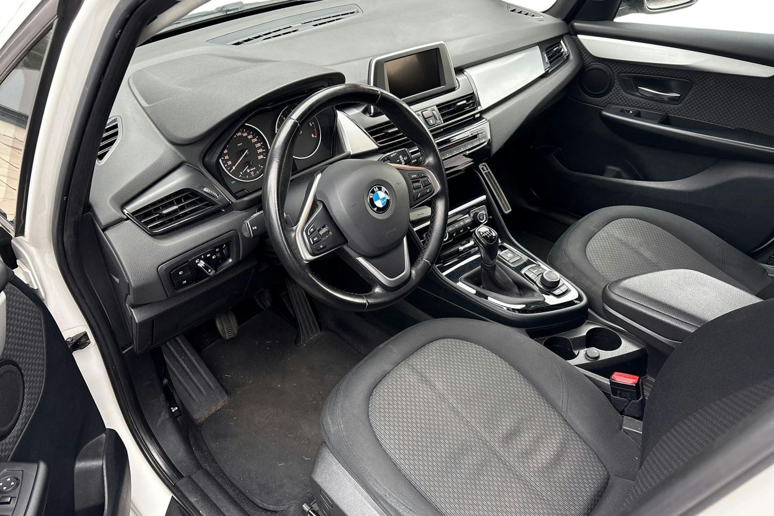 valkoinen BMW 216 2015 kuva 3.