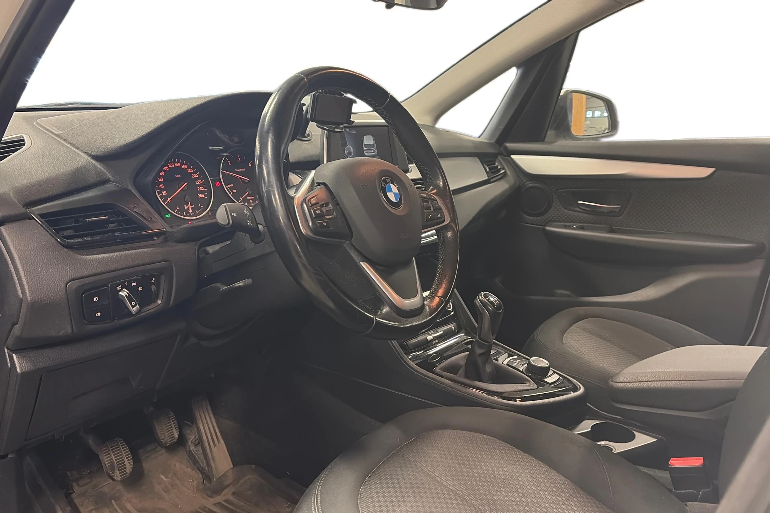 valkoinen BMW 216 2015 kuva 3.