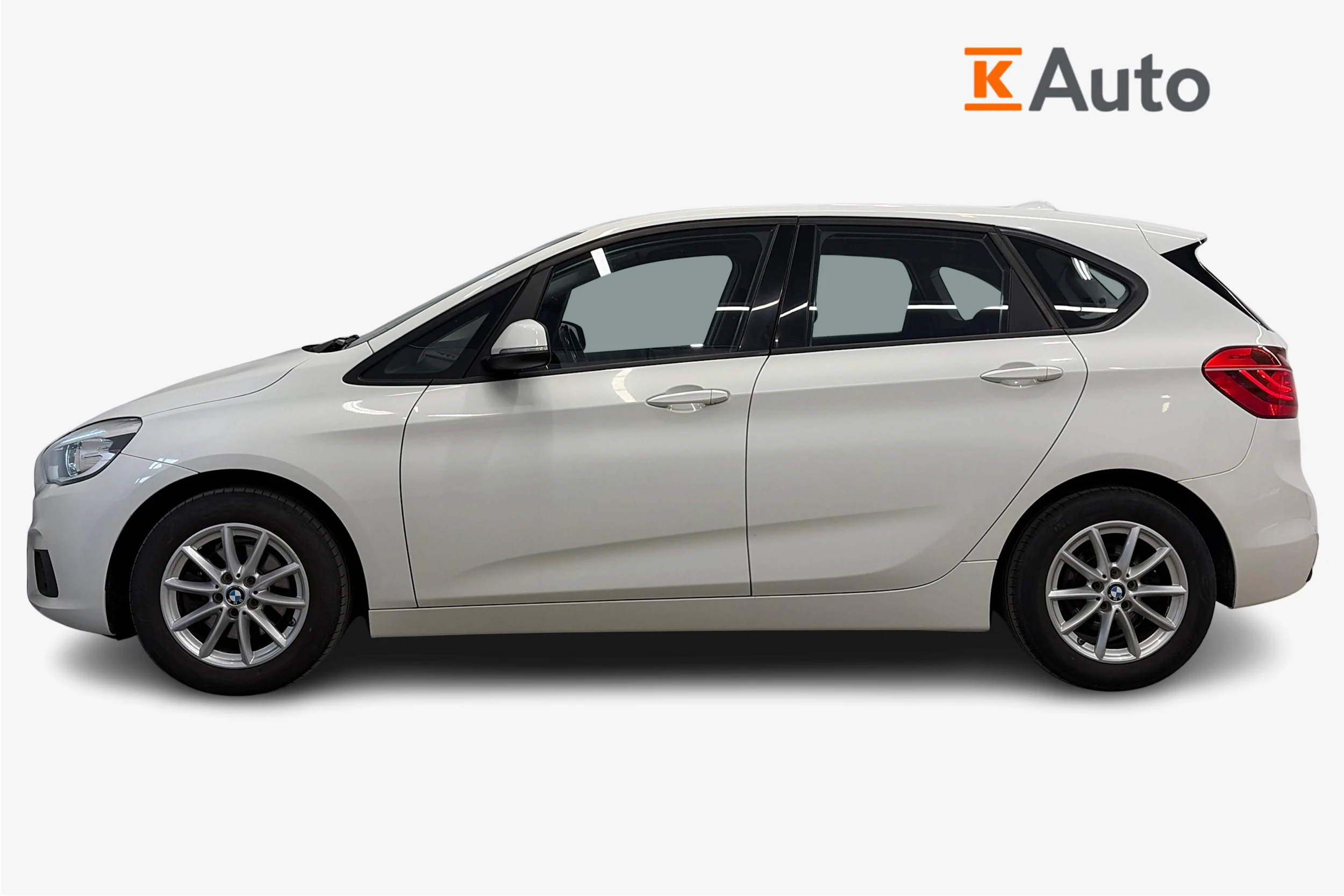 valkoinen BMW 216 2015 kuva 7.