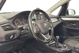 valkoinen BMW 216 2015 kuva 8.