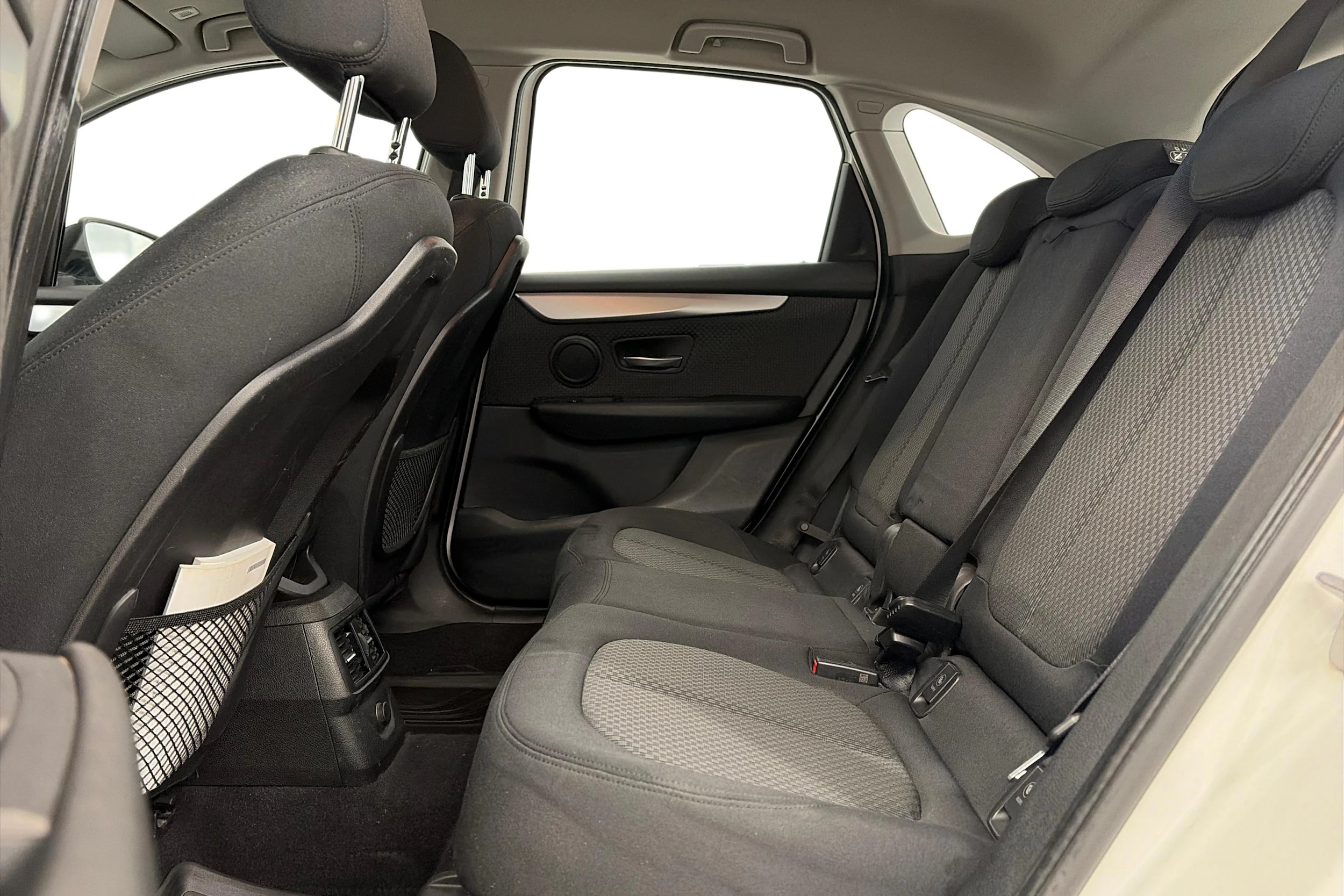 valkoinen BMW 216 2015 kuva 11.