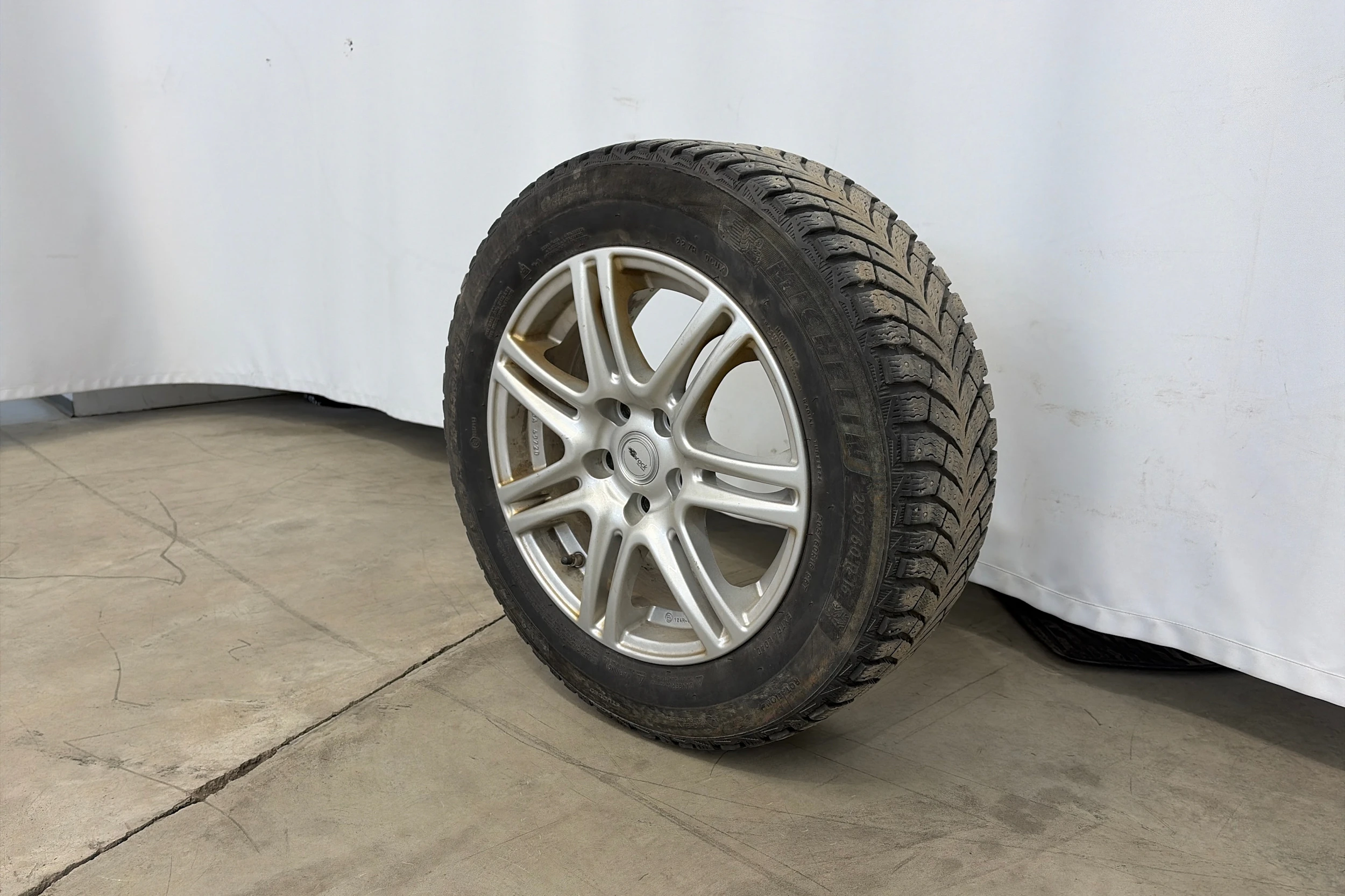 valkoinen BMW 216 2015 kuva 13.