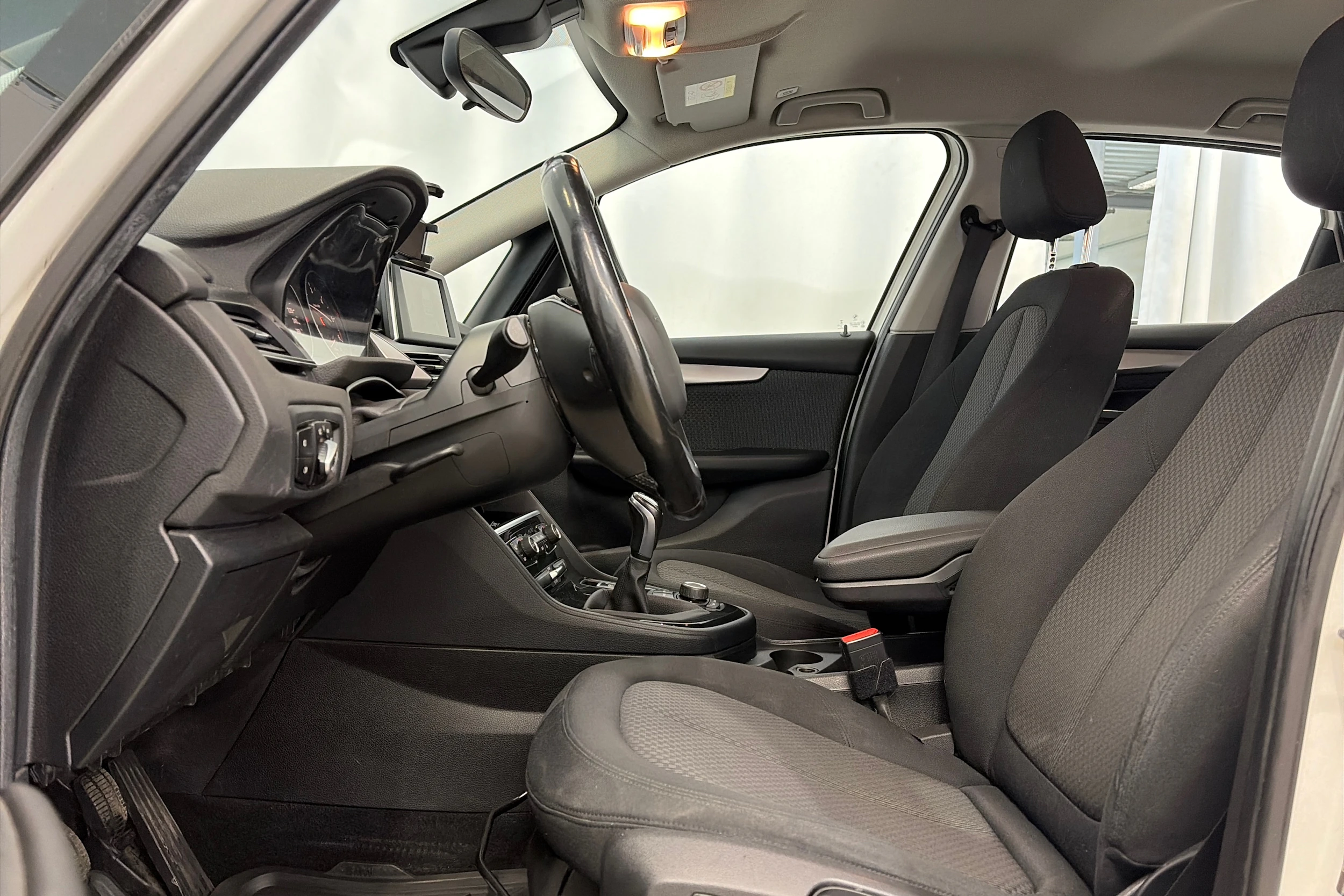 valkoinen BMW 216 2015 kuva 15.
