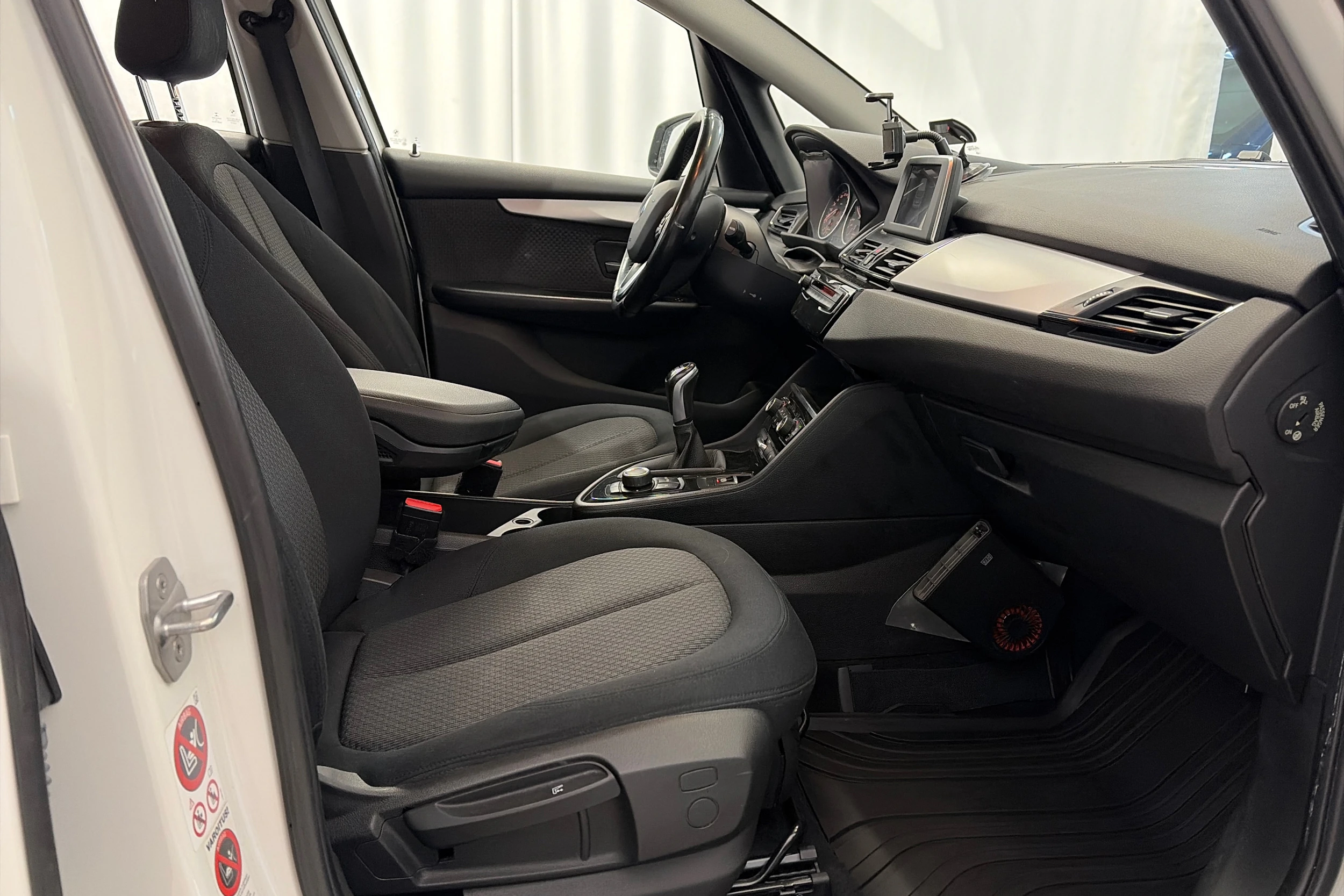 valkoinen BMW 216 2015 kuva 16.