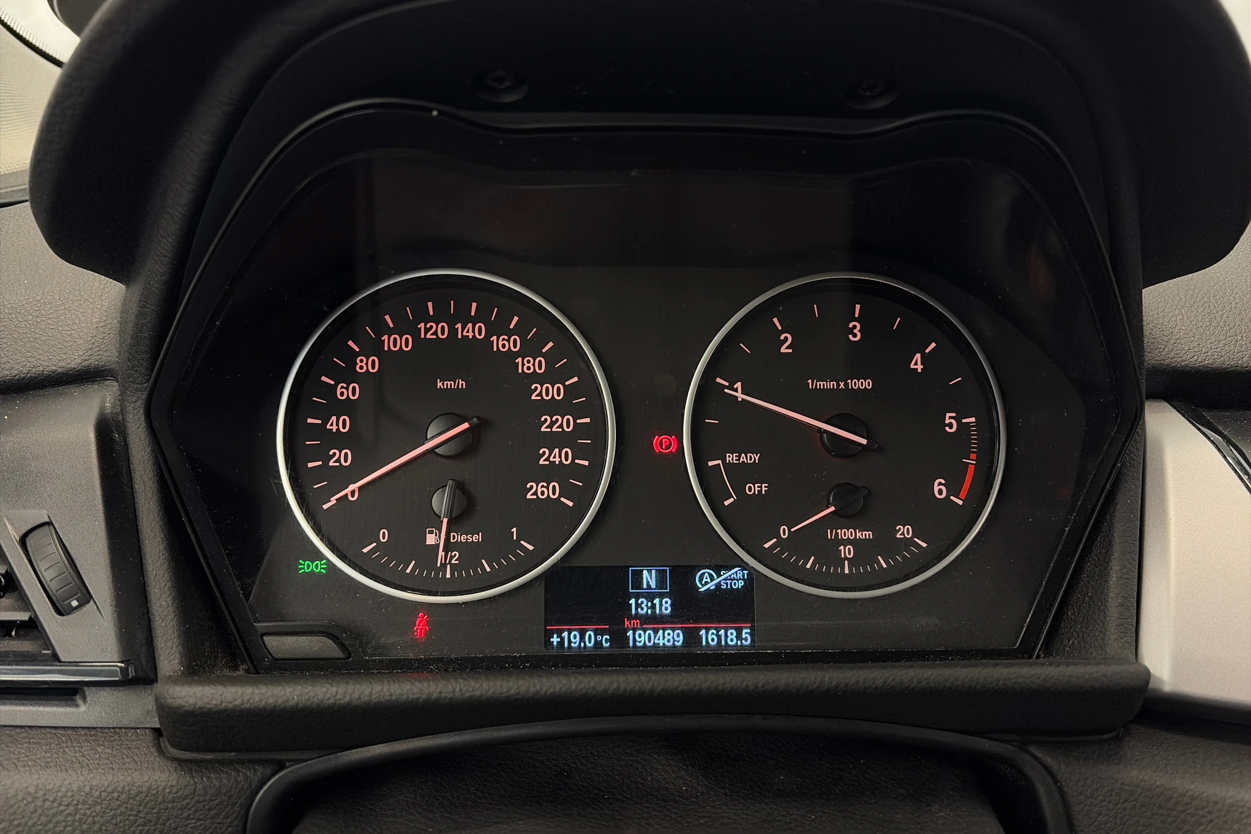 valkoinen BMW 216 2015 kuva 17.