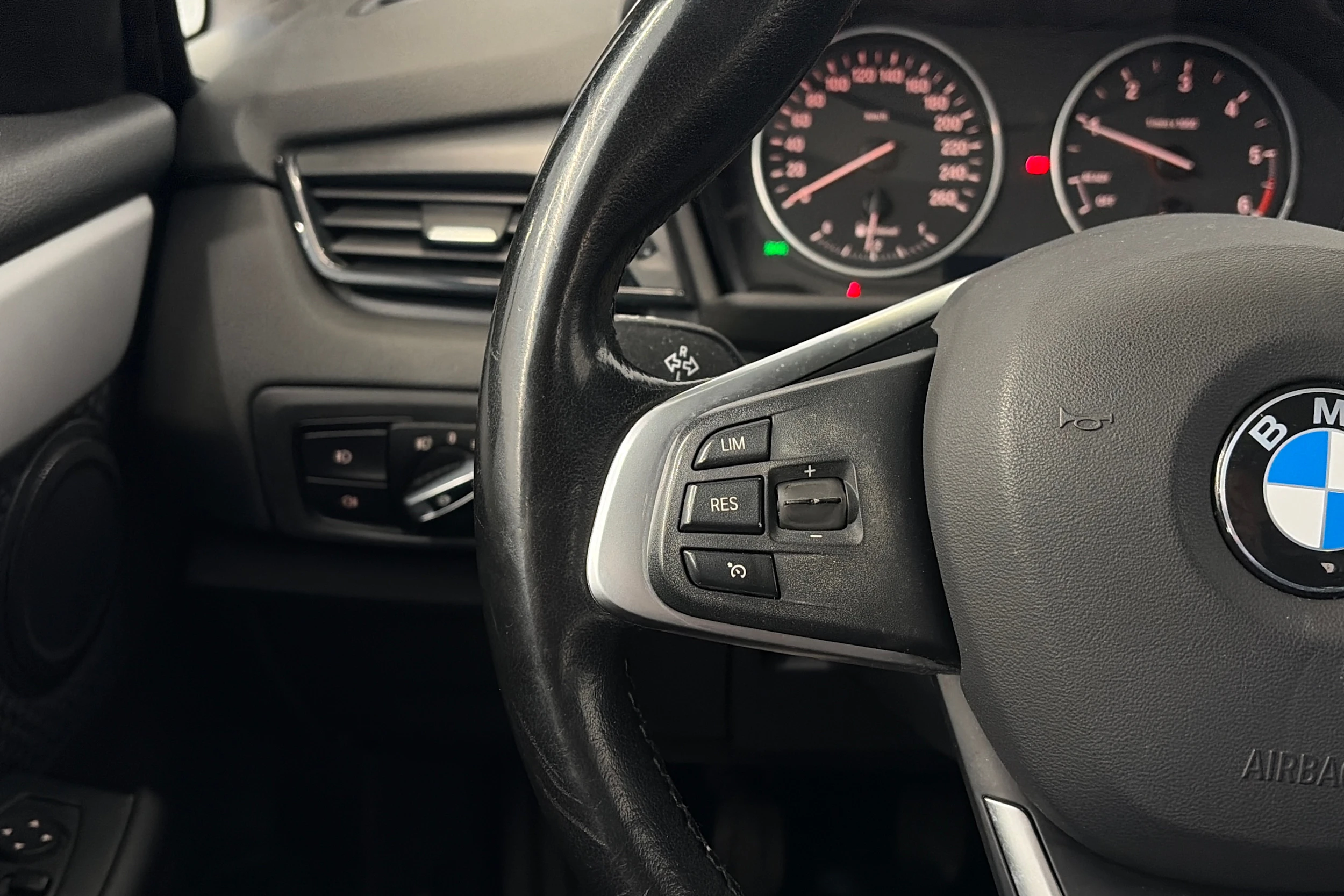 valkoinen BMW 216 2015 kuva 18.