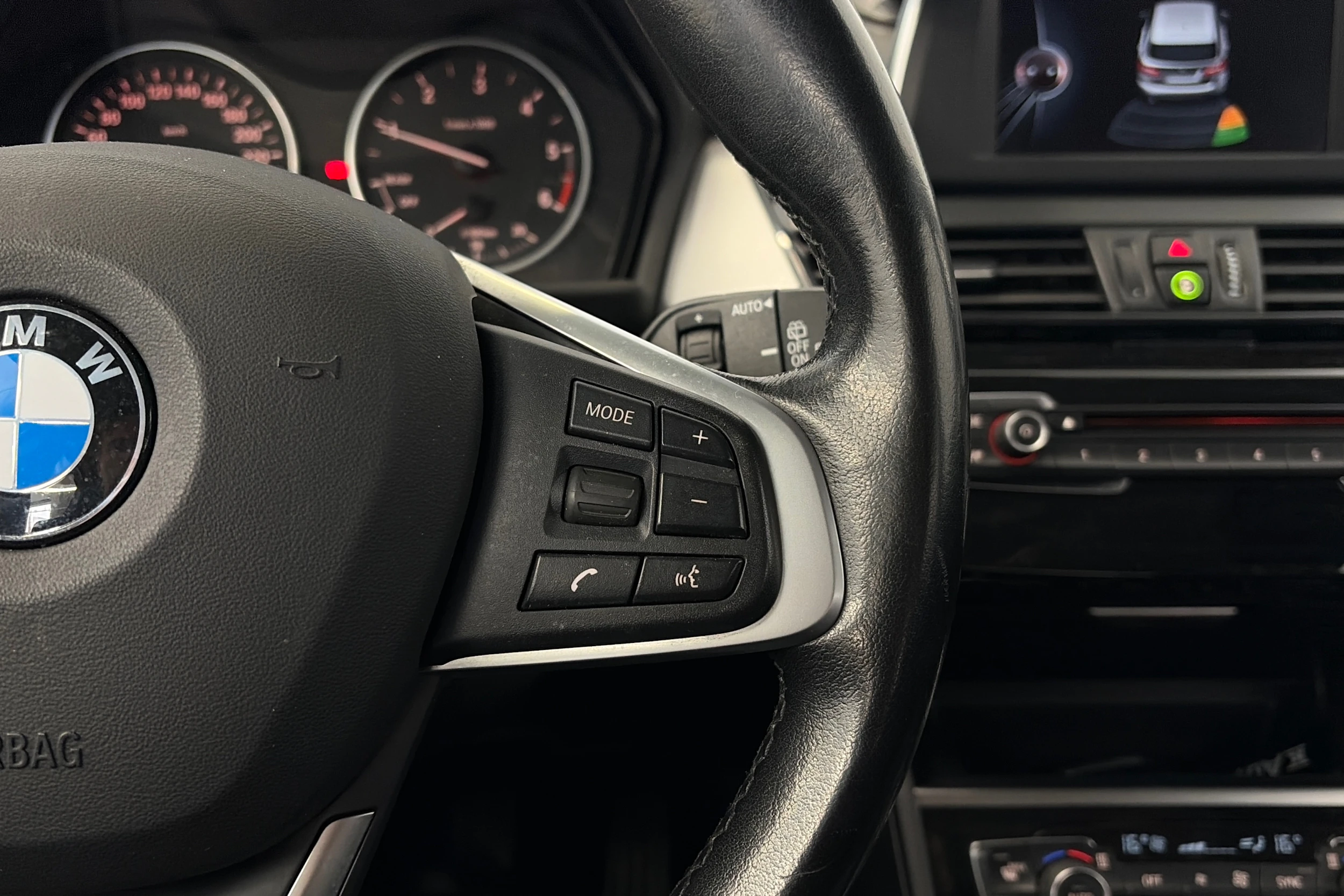 valkoinen BMW 216 2015 kuva 19.