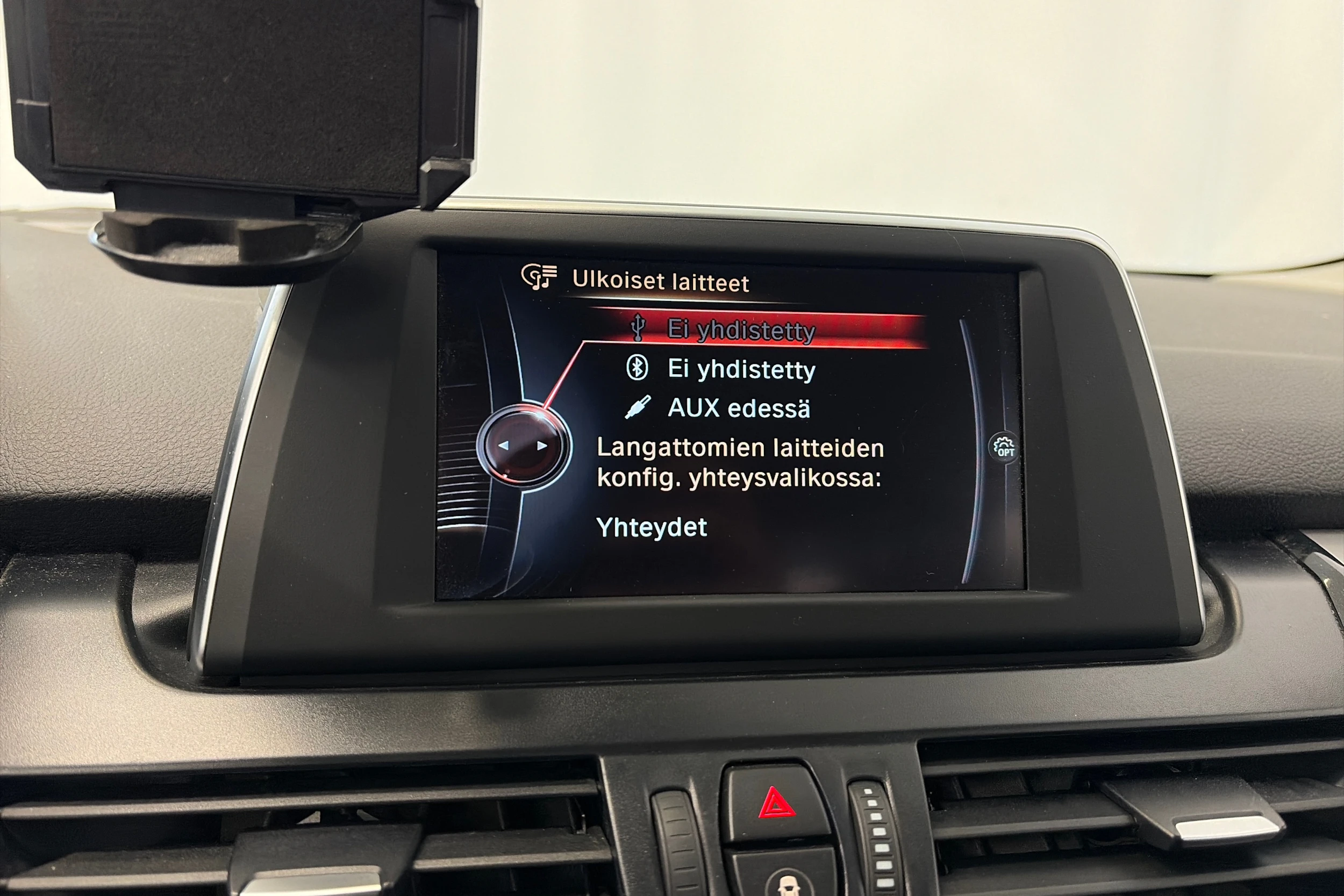 valkoinen BMW 216 2015 kuva 21.