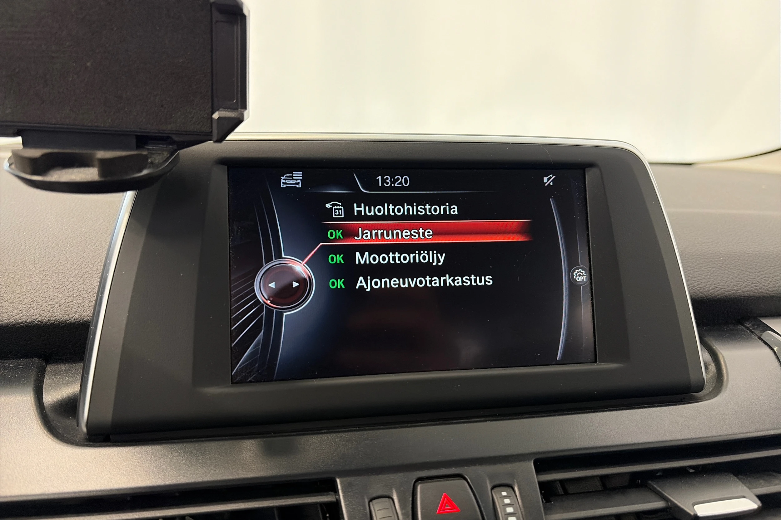 valkoinen BMW 216 2015 kuva 22.
