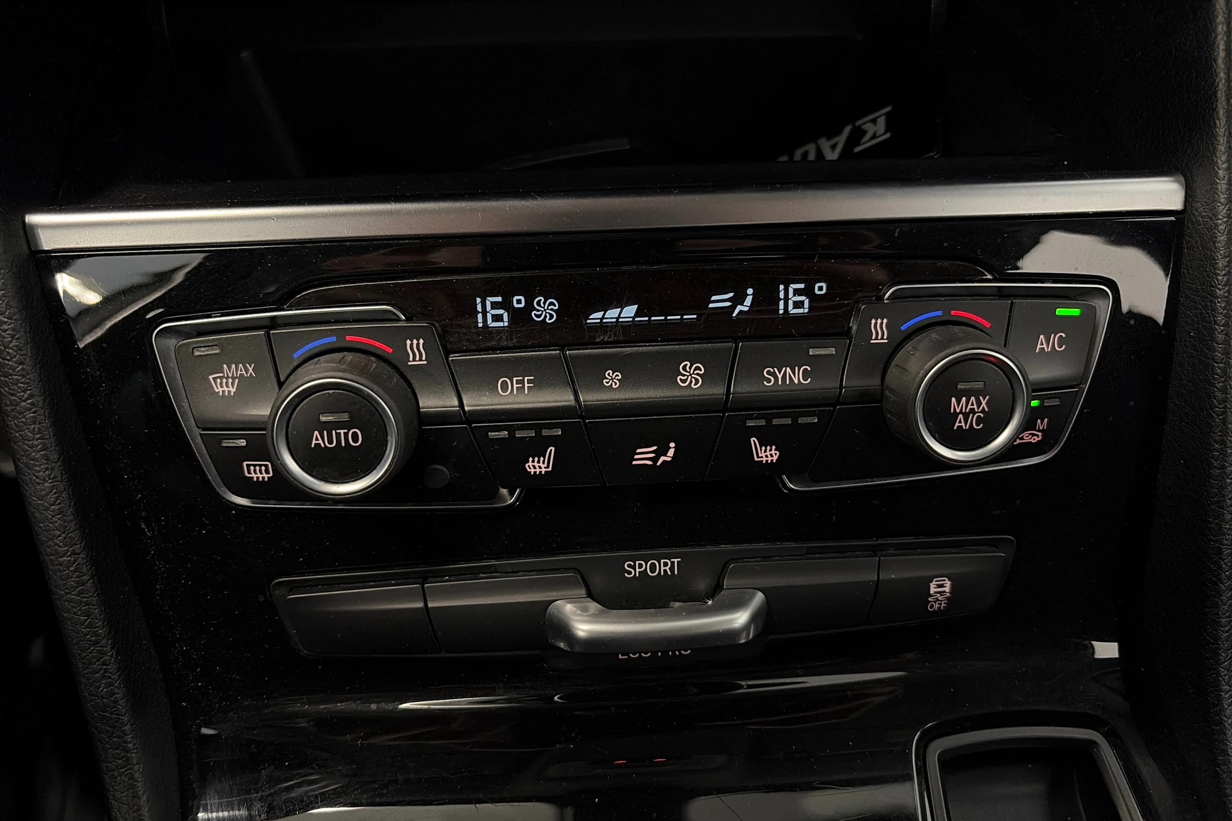valkoinen BMW 216 2015 kuva 23.