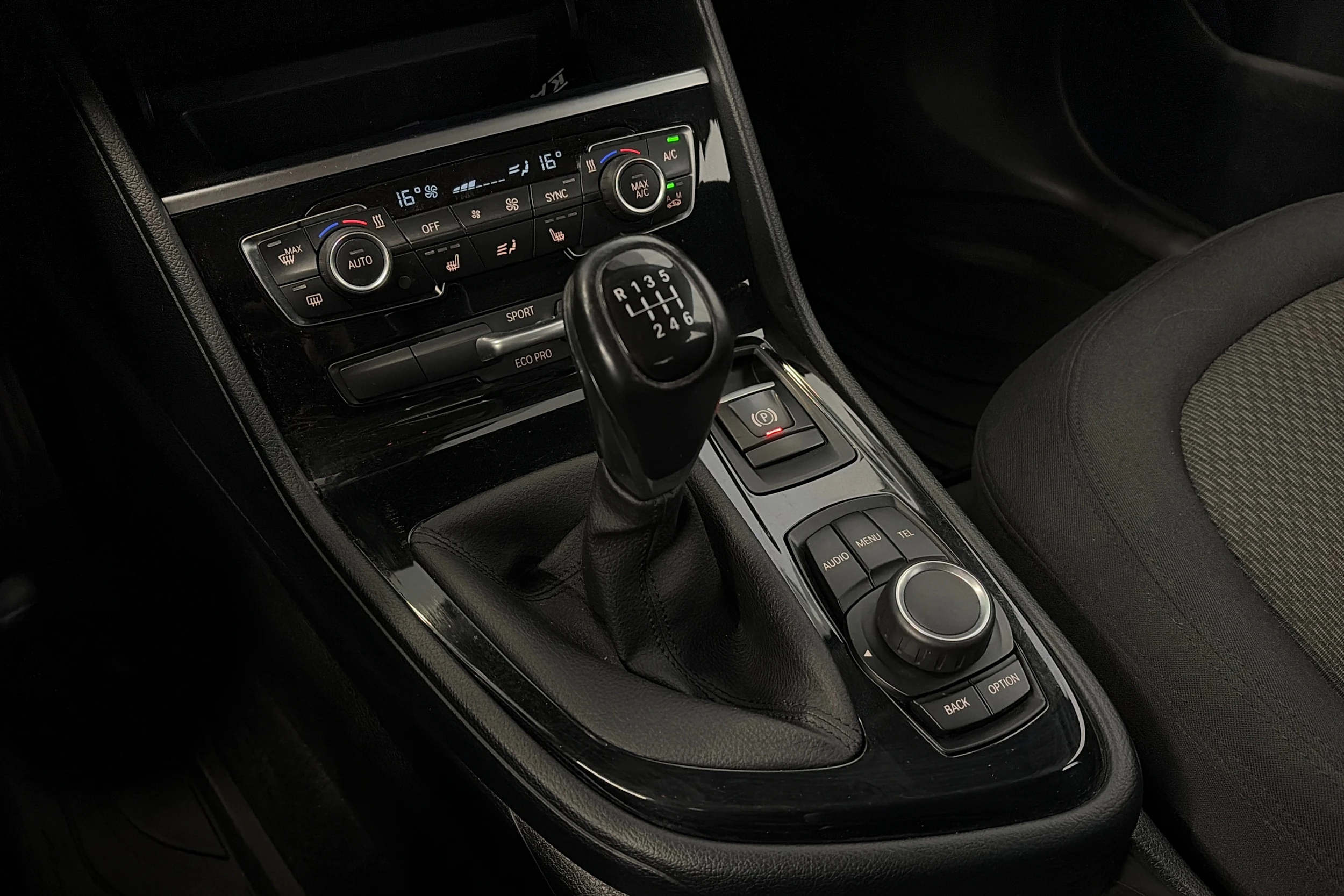valkoinen BMW 216 2015 kuva 24.