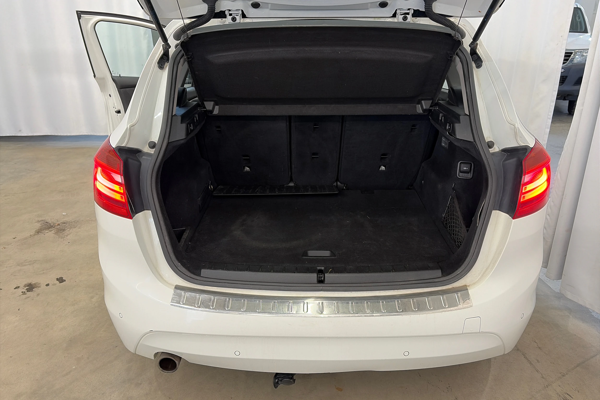 valkoinen BMW 216 2015 kuva 25.