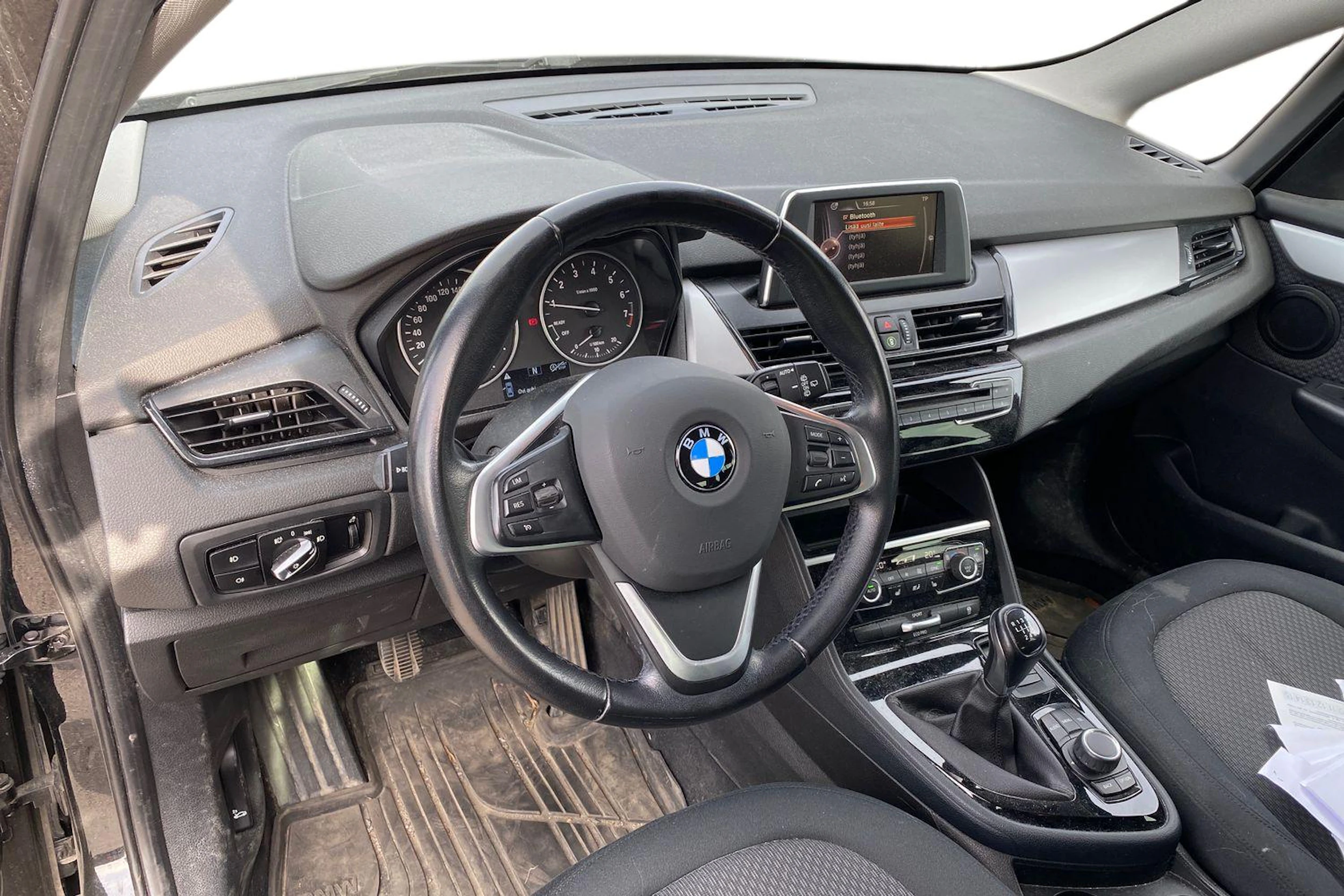 musta BMW 216 2016 kuva 3.