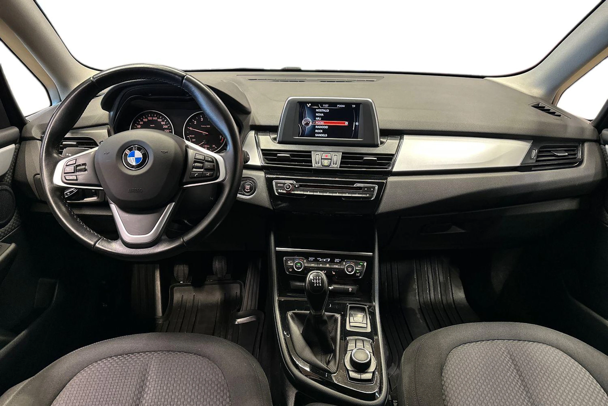 musta BMW 216 2016 kuva 9.