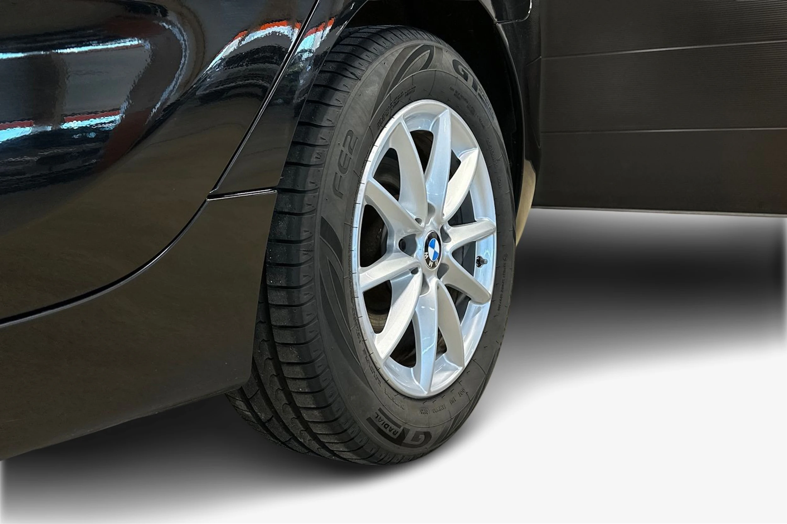 musta BMW 216 2016 kuva 12.