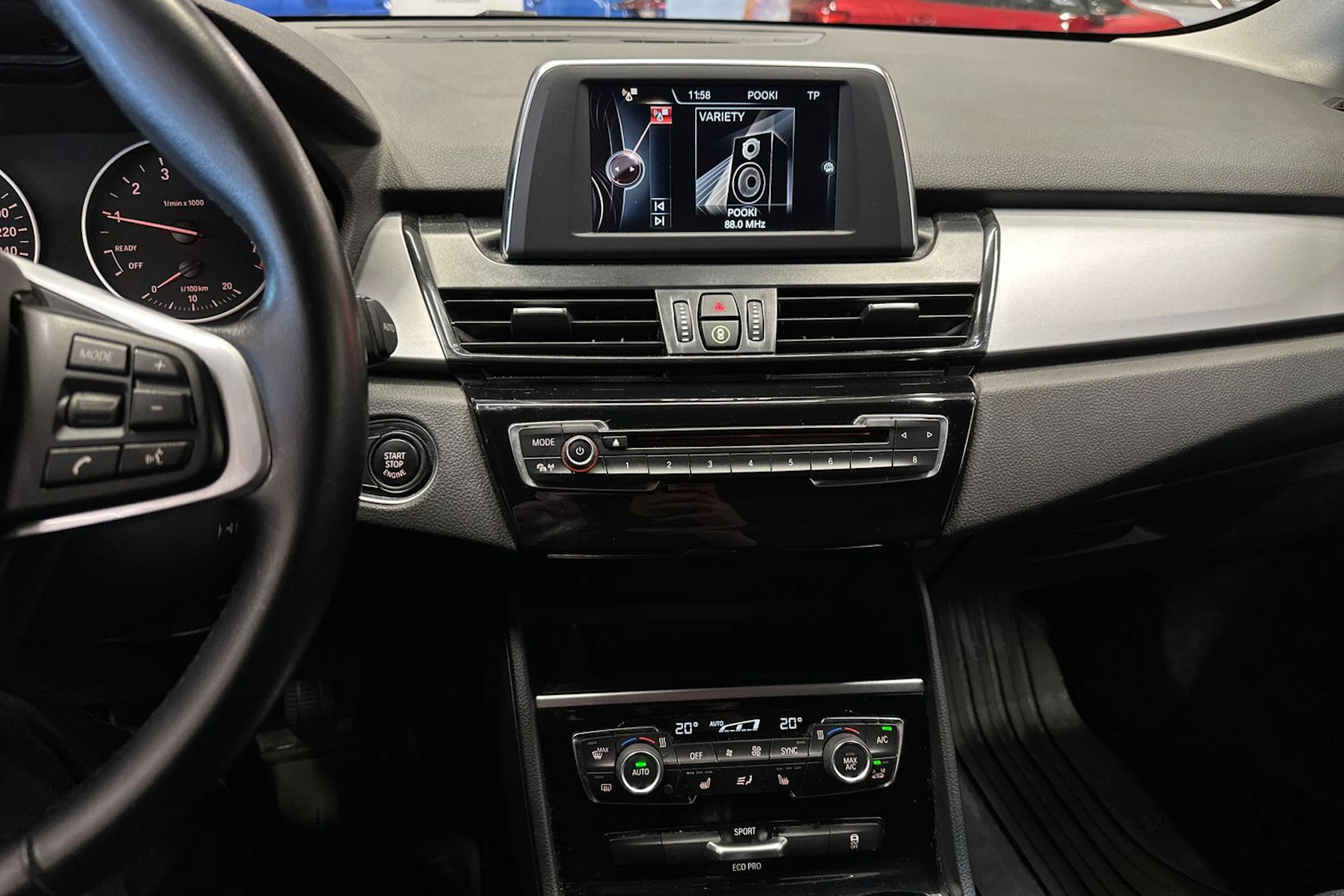 musta BMW 216 2016 kuva 17.