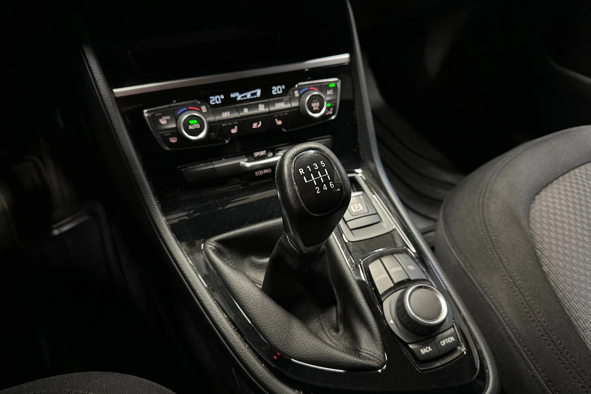 musta BMW 216 2016 kuva 19.