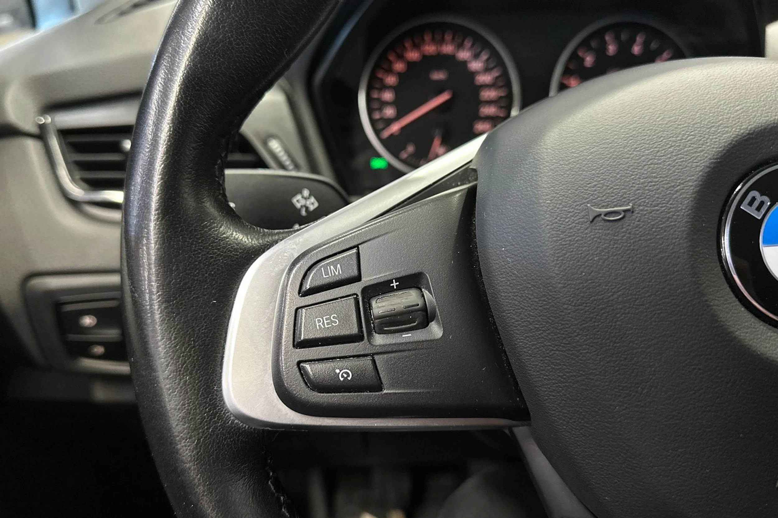musta BMW 216 2016 kuva 21.