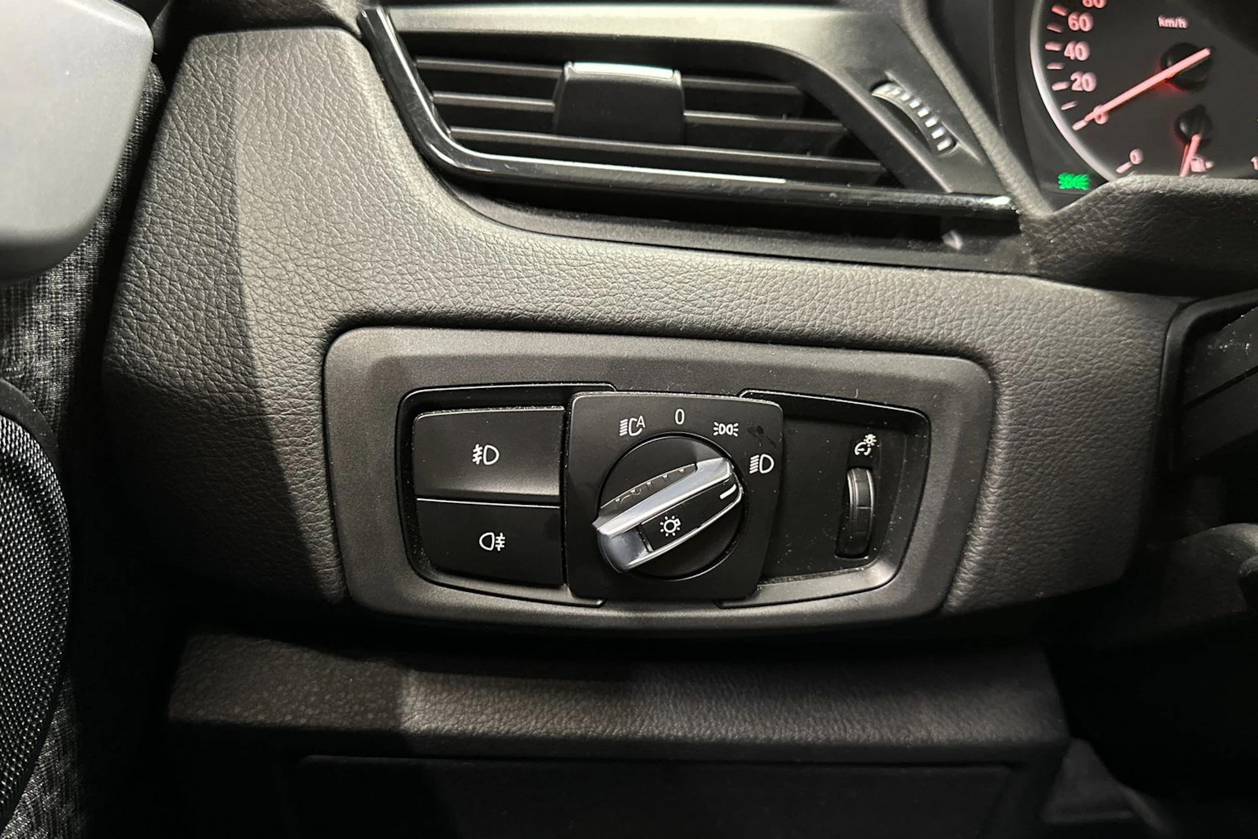 musta BMW 216 2016 kuva 23.
