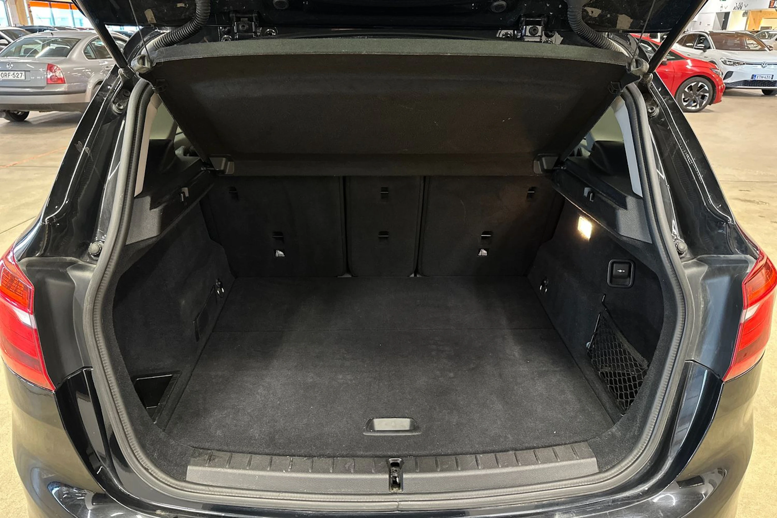 musta BMW 216 2016 kuva 25.