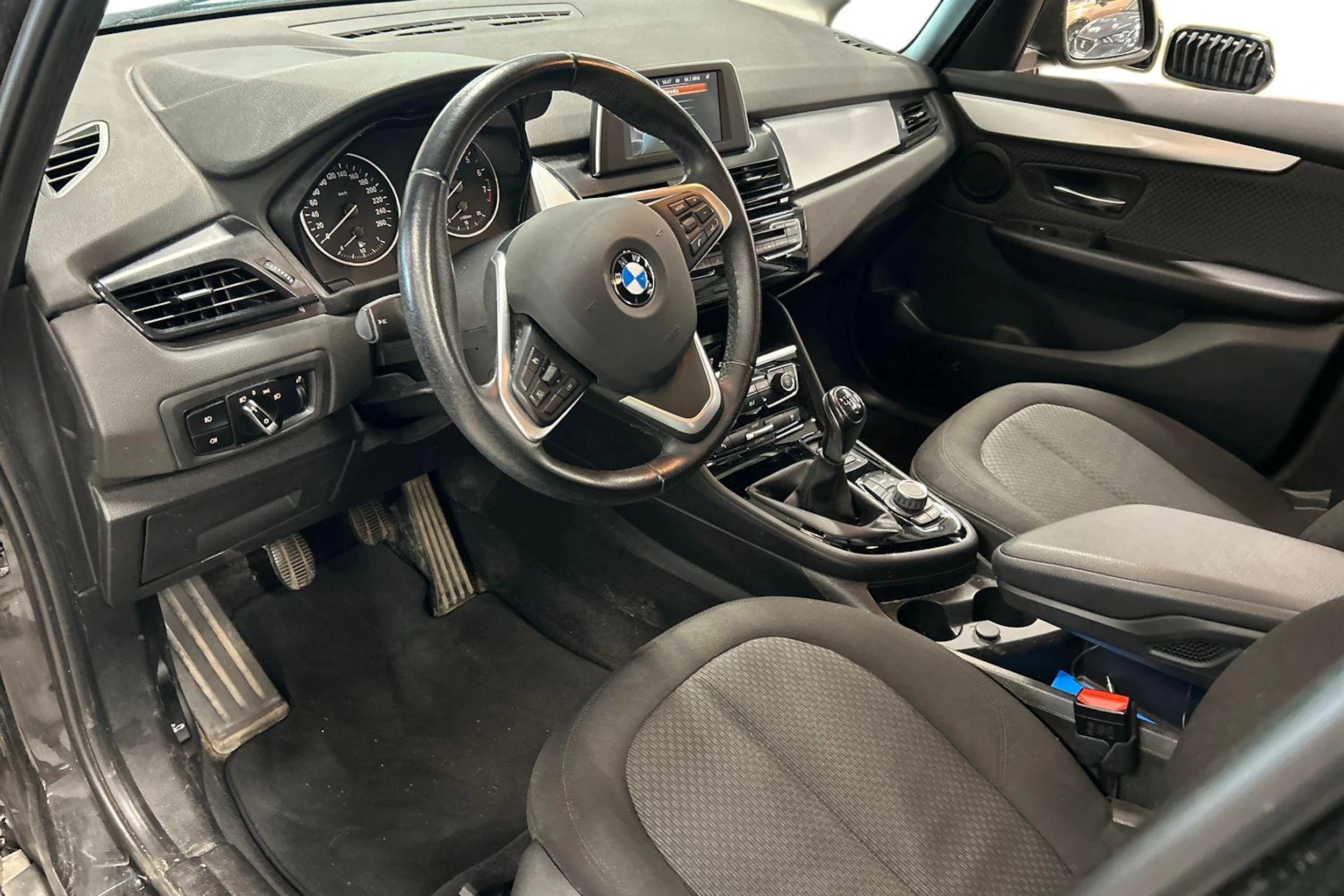 musta BMW 216 2017 kuva 3.