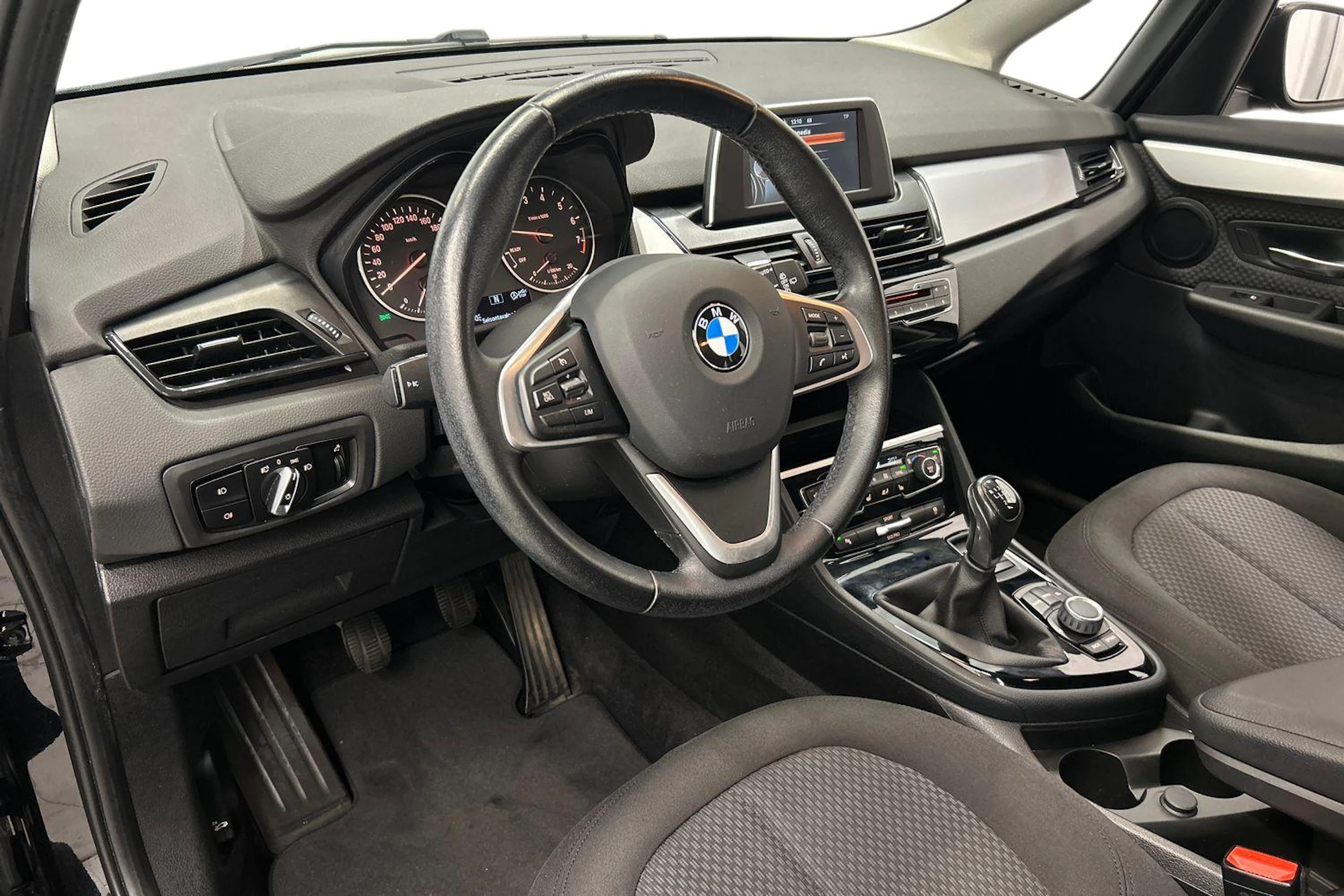 musta BMW 216 2017 kuva 6.