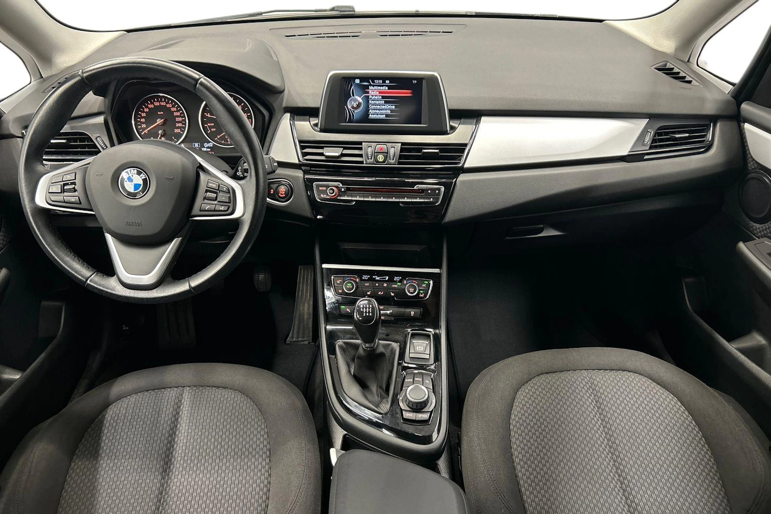 musta BMW 216 2017 kuva 7.