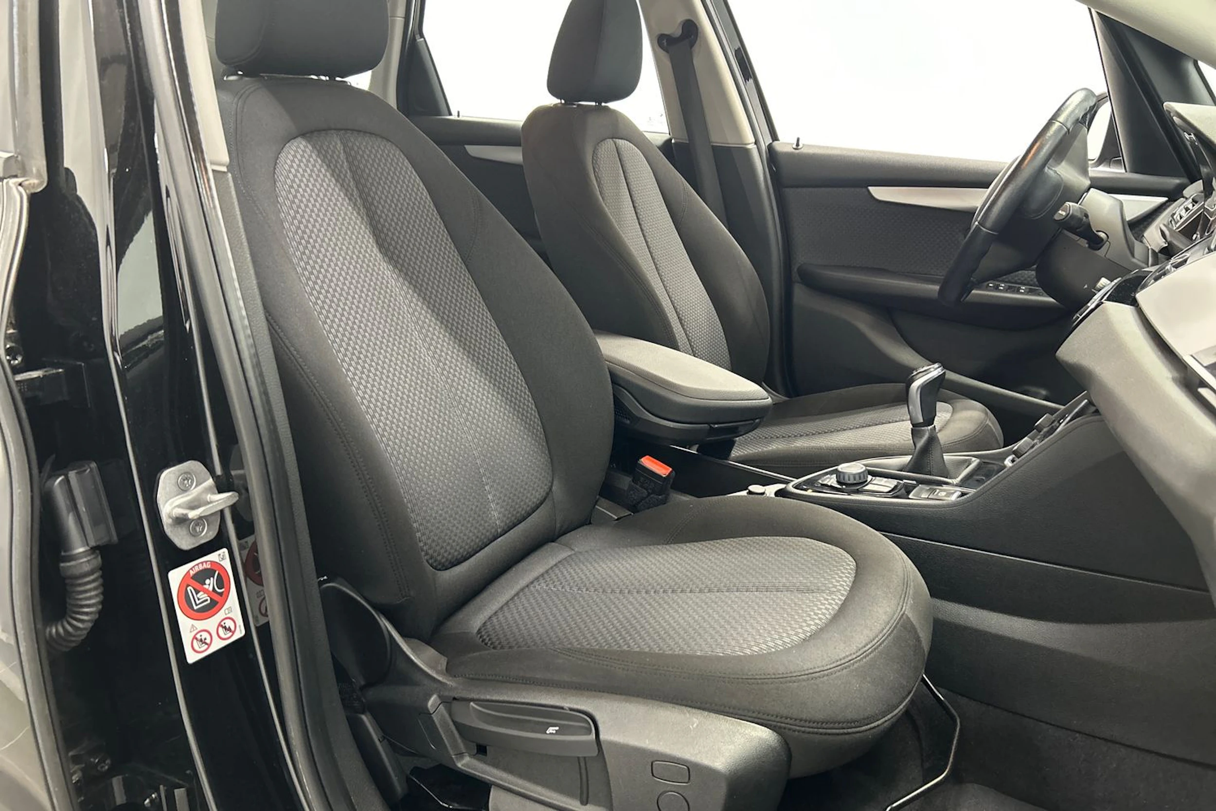 musta BMW 216 2017 kuva 11.